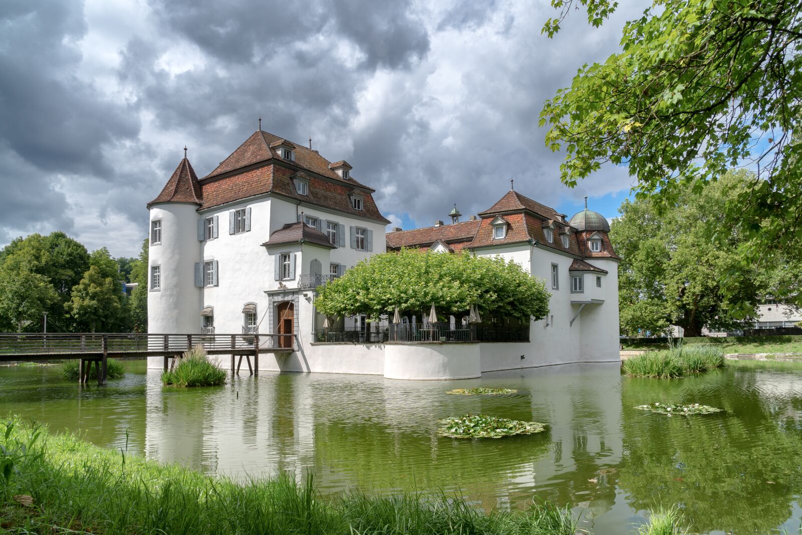 Sony a6500 + Sony Vario-Tessar T* E 16-70mm F4 ZA OSS sample photo. Water, moated castle, historically photography