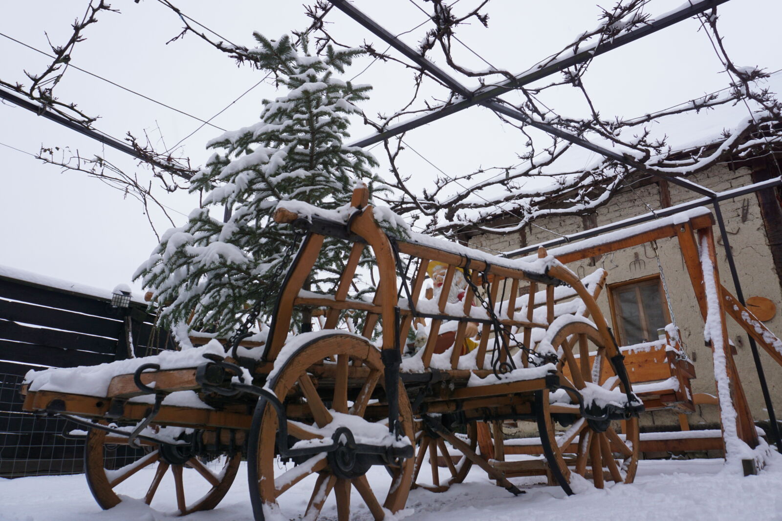 Sony E 16-50mm F3.5-5.6 PZ OSS sample photo. Village, wain, winter photography
