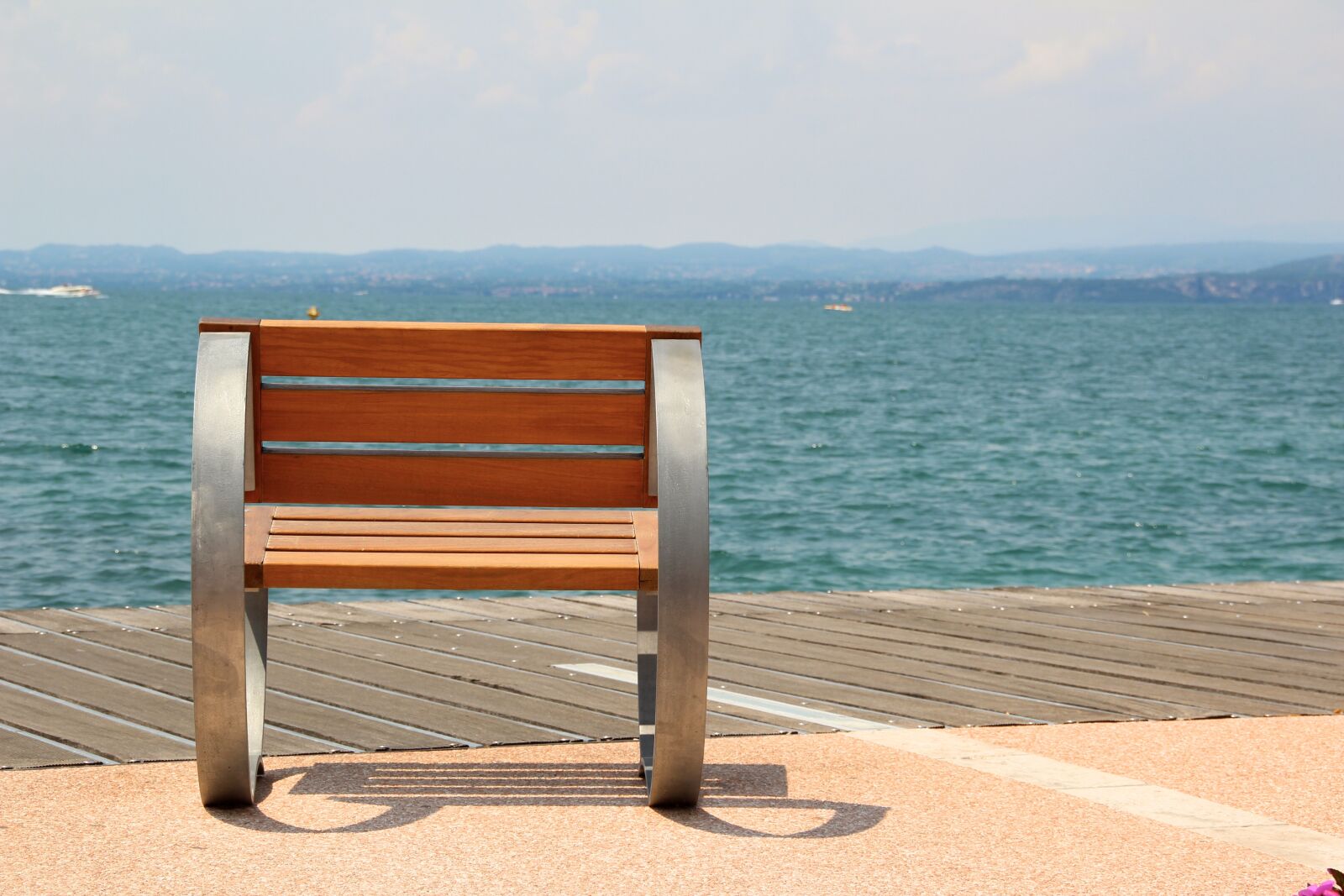 Canon EOS 600D (Rebel EOS T3i / EOS Kiss X5) sample photo. Outlook, garda, bank photography