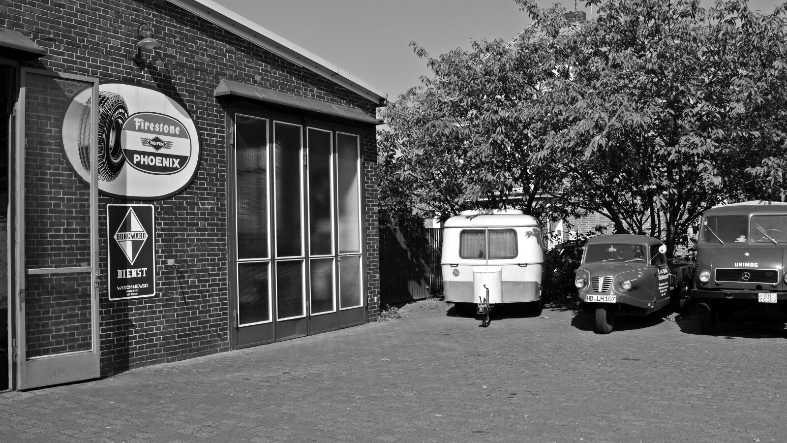 Nikon D5200 sample photo. Oldtimer, factory town, repair photography