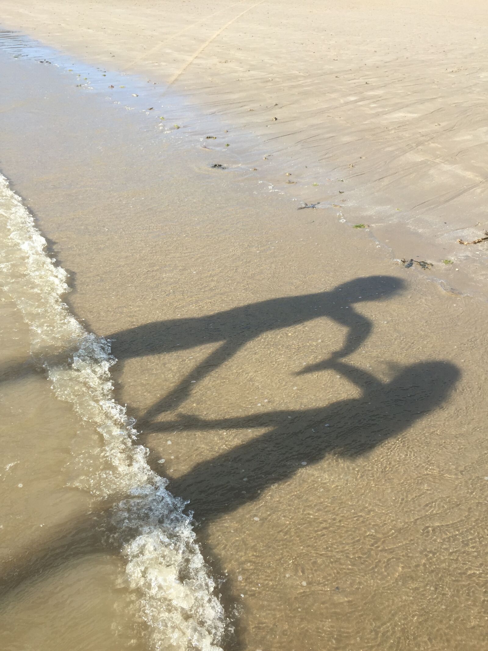 iPhone 6 Plus back camera 4.15mm f/2.2 sample photo. Love, sisters, beach photography