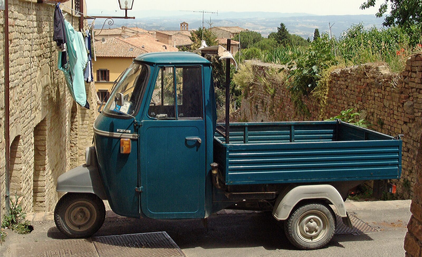 Sony DSC-F828 sample photo. Italy, auto, classic photography