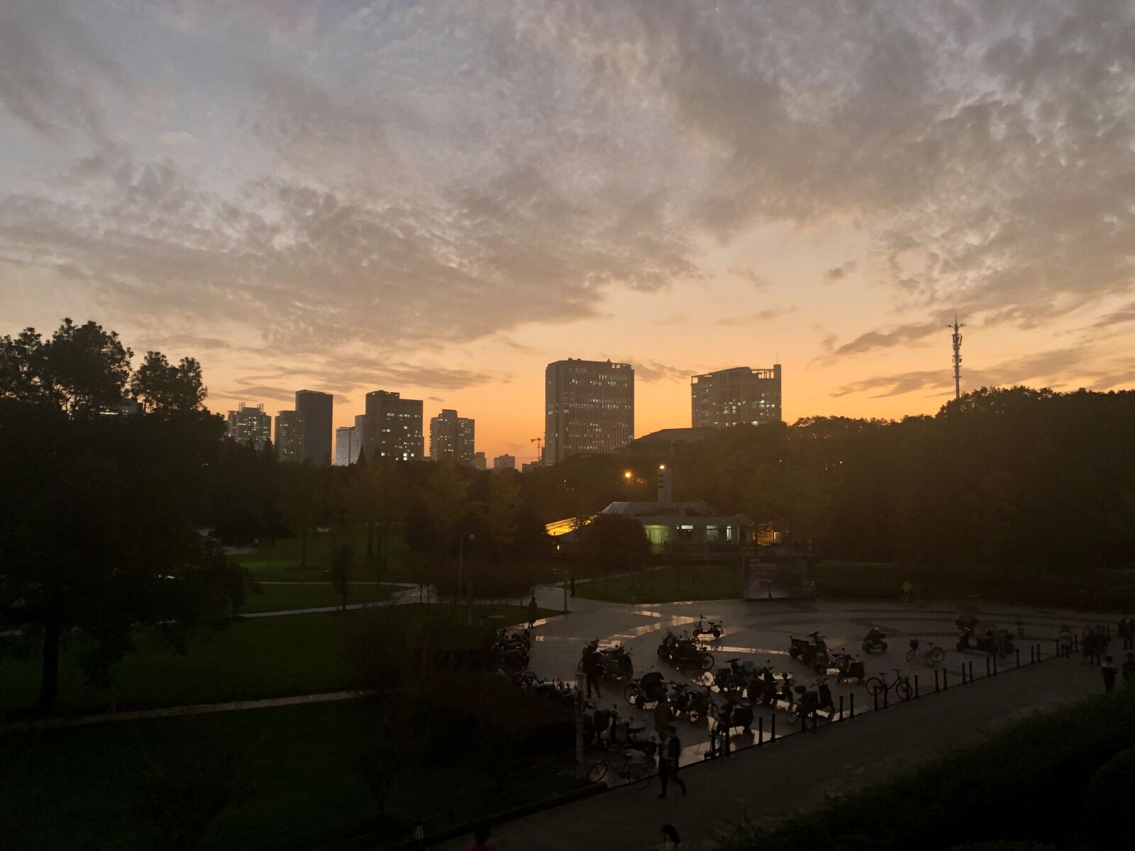 iPhone X back dual camera 4mm f/1.8 sample photo. Dusk, wuhan, university photography