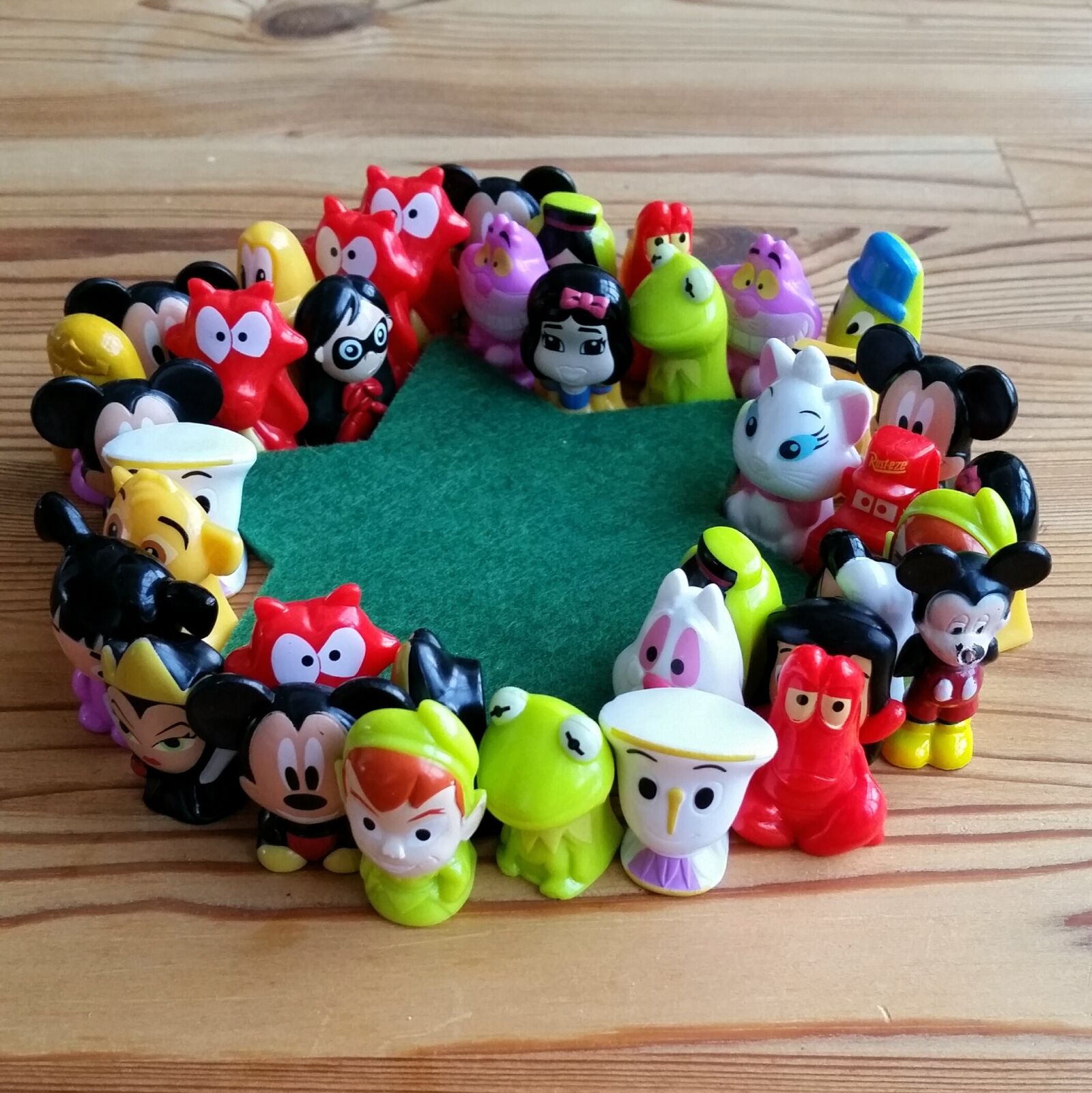 Samsung Galaxy S5 sample photo. Group, round, comic photography