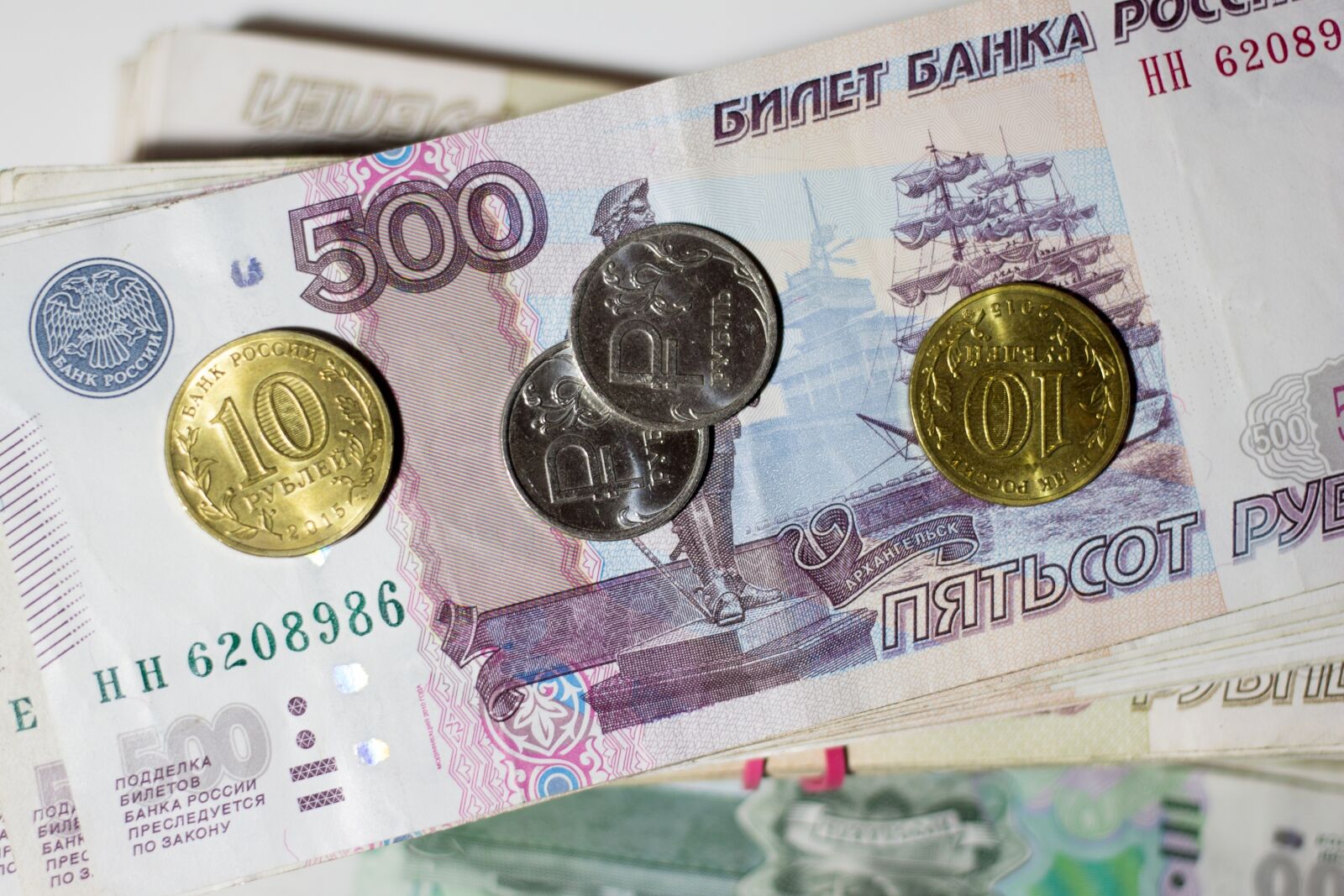 Canon EOS 100D (EOS Rebel SL1 / EOS Kiss X7) + Canon EF 40mm F2.8 STM sample photo. Ruble, money, bills photography