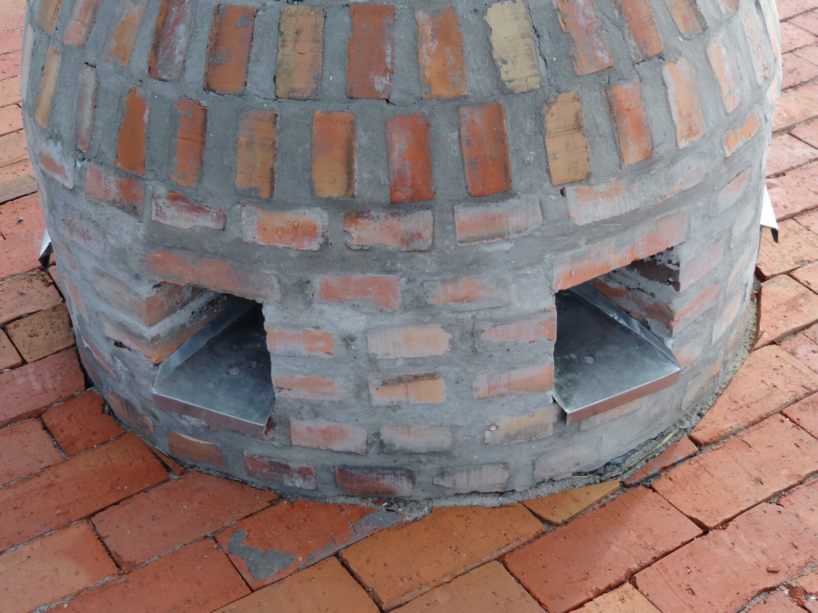 Nikon Coolpix P520 sample photo. Castle, wall, manhole cover photography