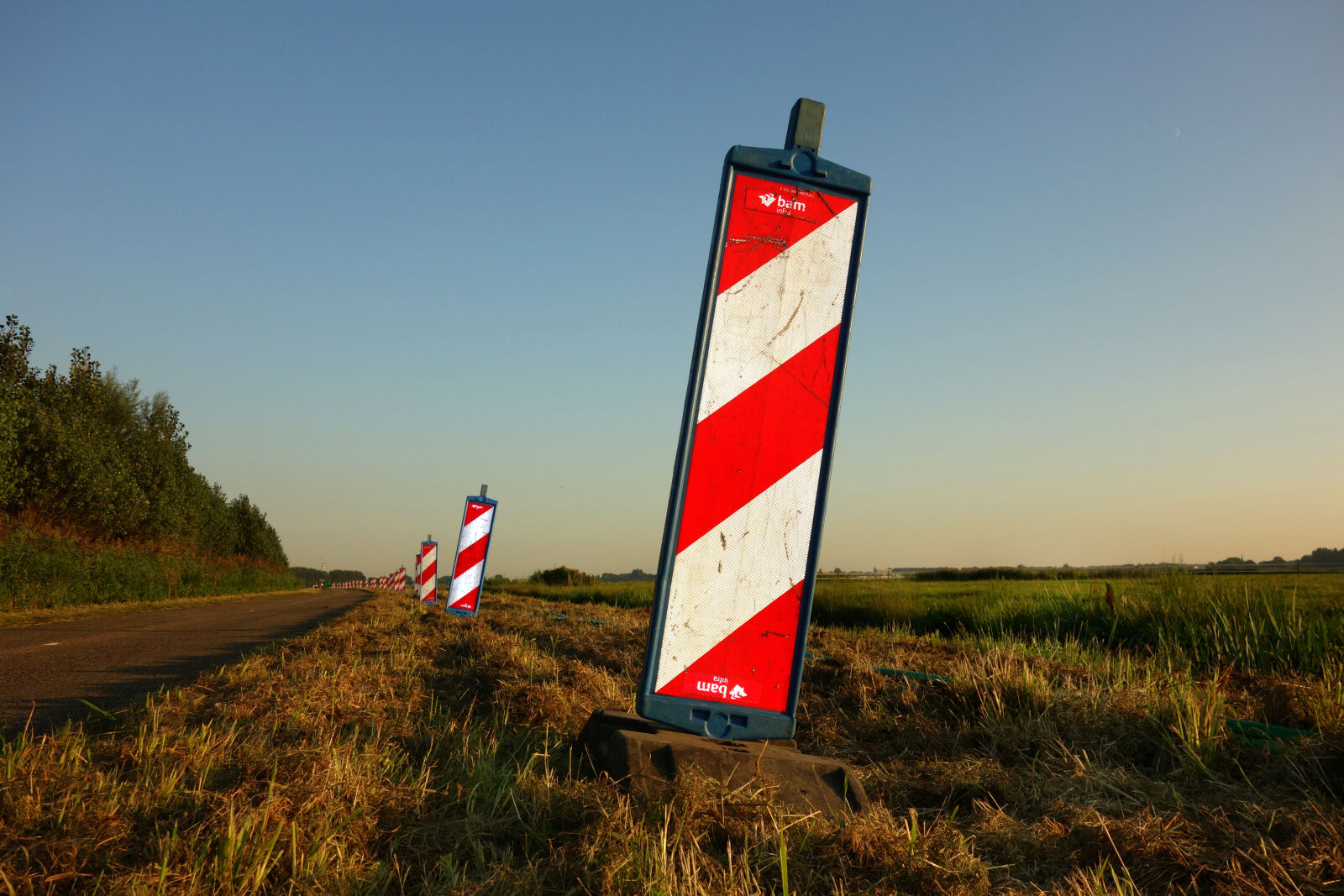 Sony Cyber-shot DSC-RX100 sample photo. Barrier, landscape, red, white photography