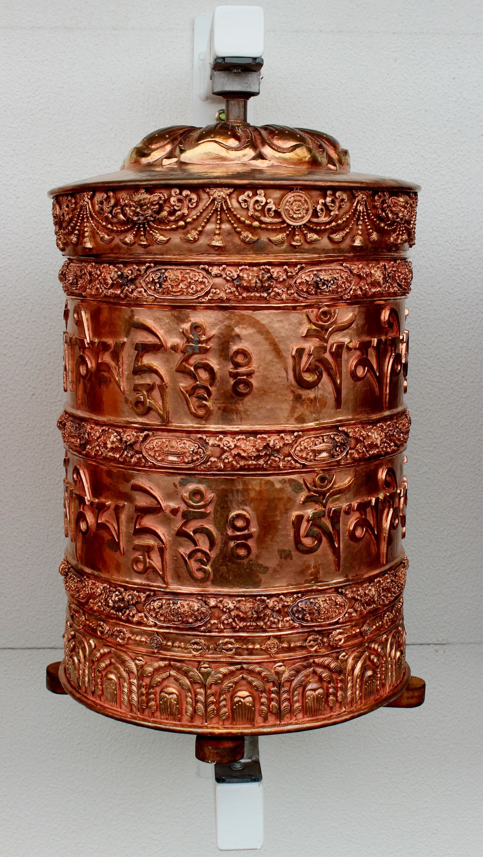 Canon EOS 600D (Rebel EOS T3i / EOS Kiss X5) sample photo. Buddhist wheel, copper, religious photography