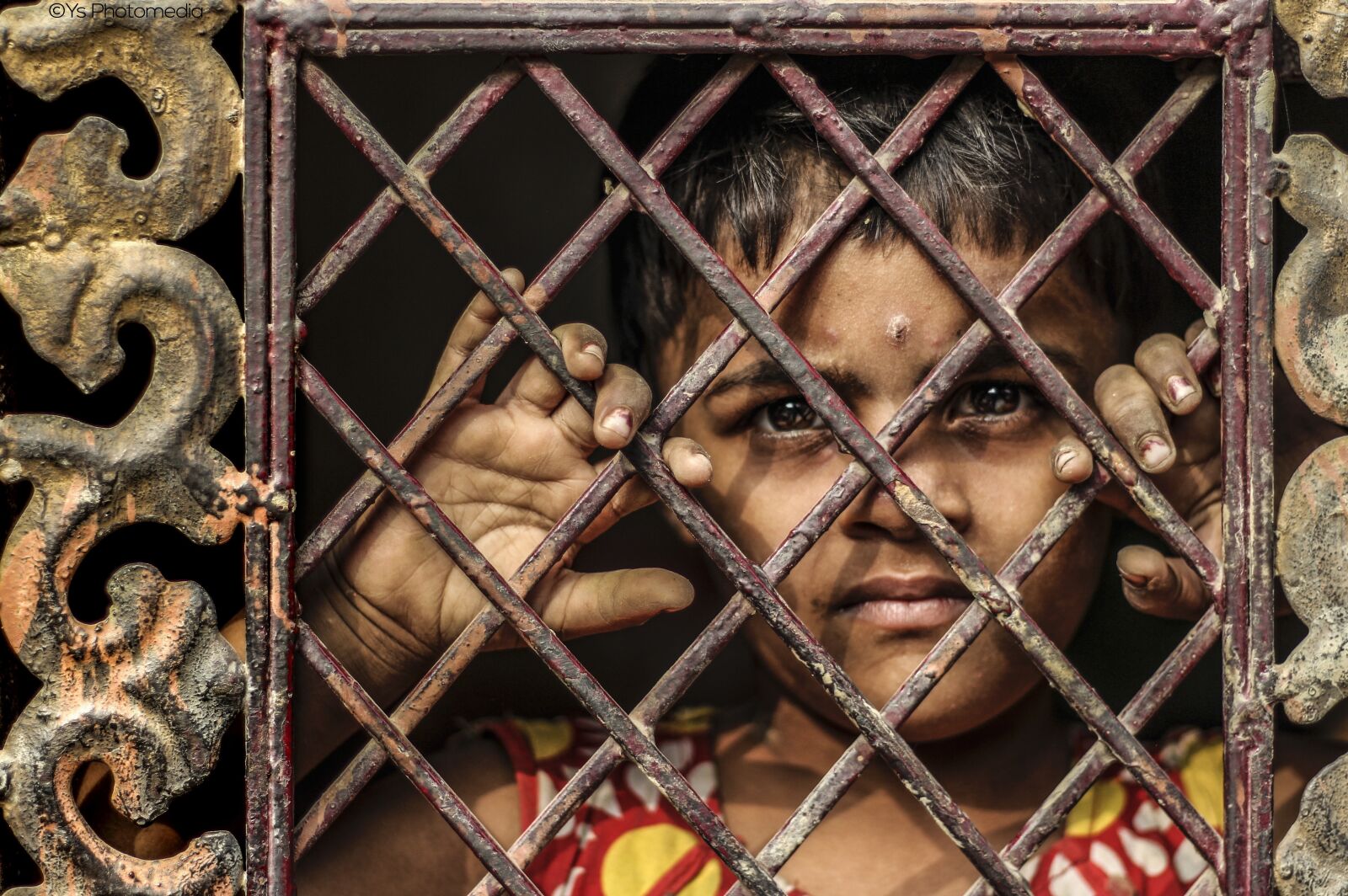 Canon EOS 700D (EOS Rebel T5i / EOS Kiss X7i) + Canon EF 50mm F1.8 II sample photo. Child, caged, sad photography