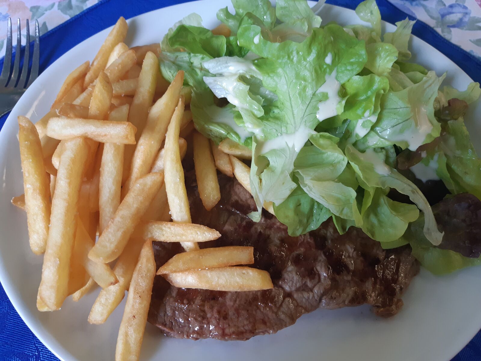 Samsung Galaxy A30 sample photo. Potato, lettuce, plate photography