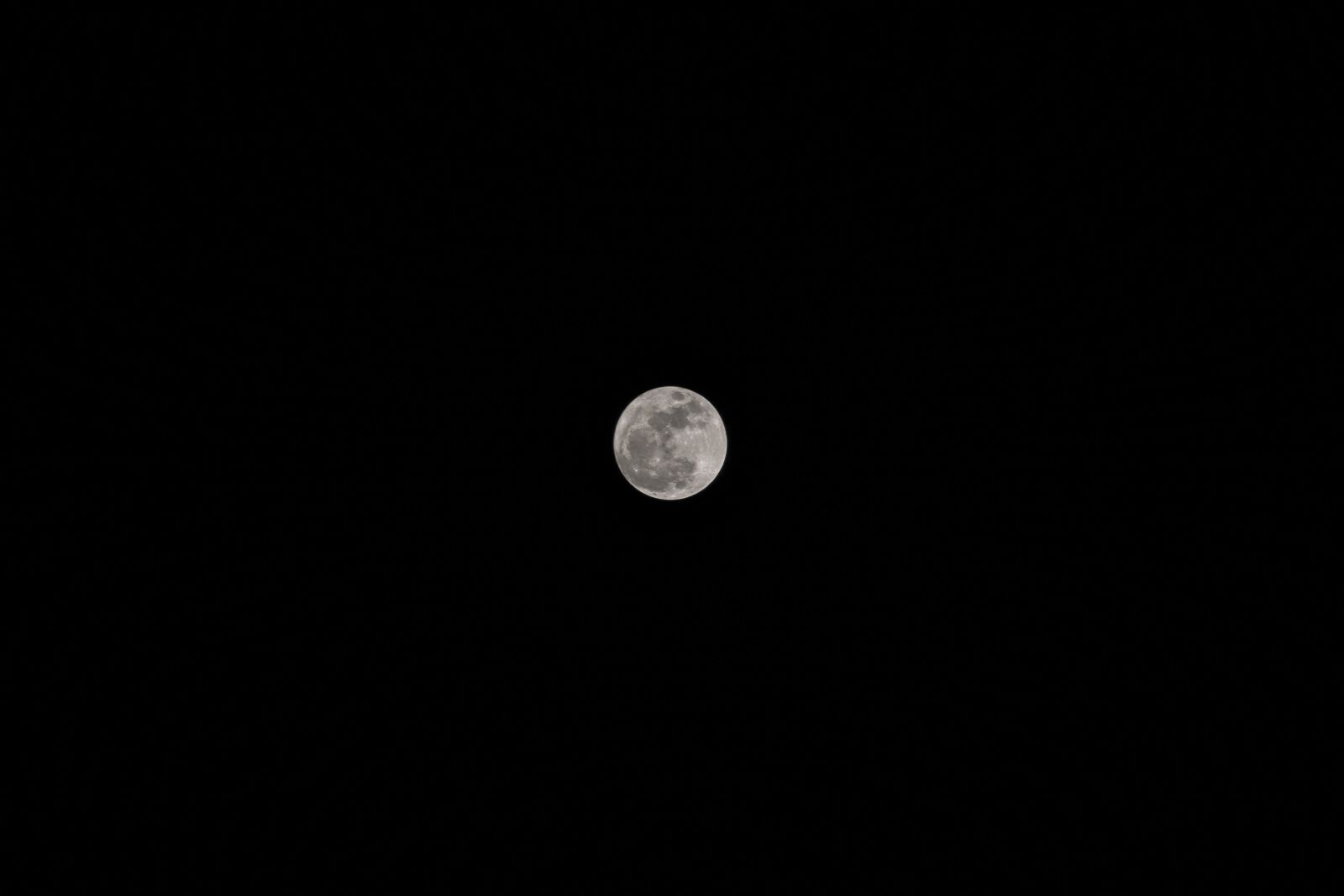 Sony a6300 + Sony FE 70-200mm F4 G OSS sample photo. Moon, black, night photography