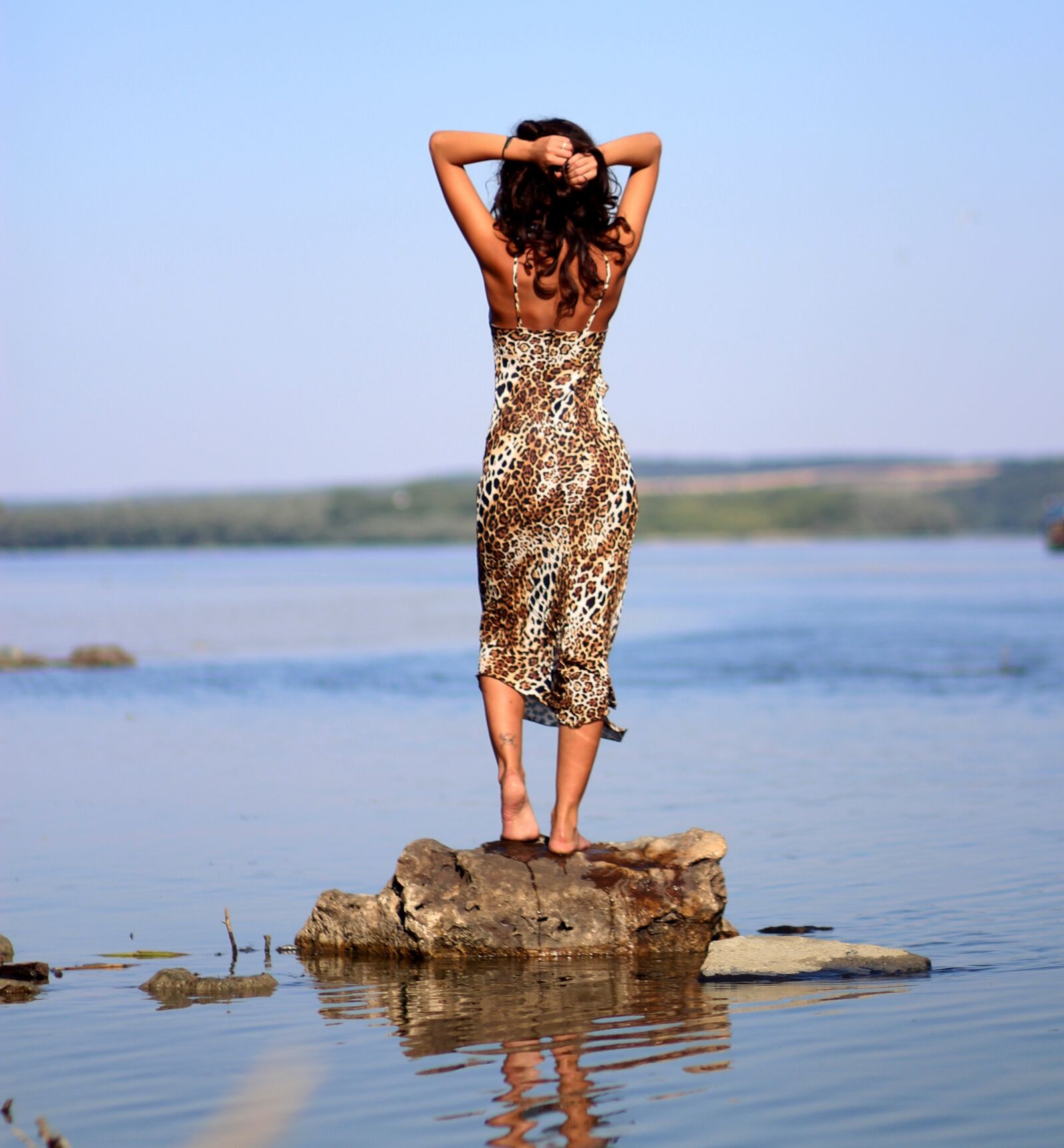 Canon EOS 700D (EOS Rebel T5i / EOS Kiss X7i) + Canon EF 85mm F1.8 USM sample photo. Girl, back, water photography