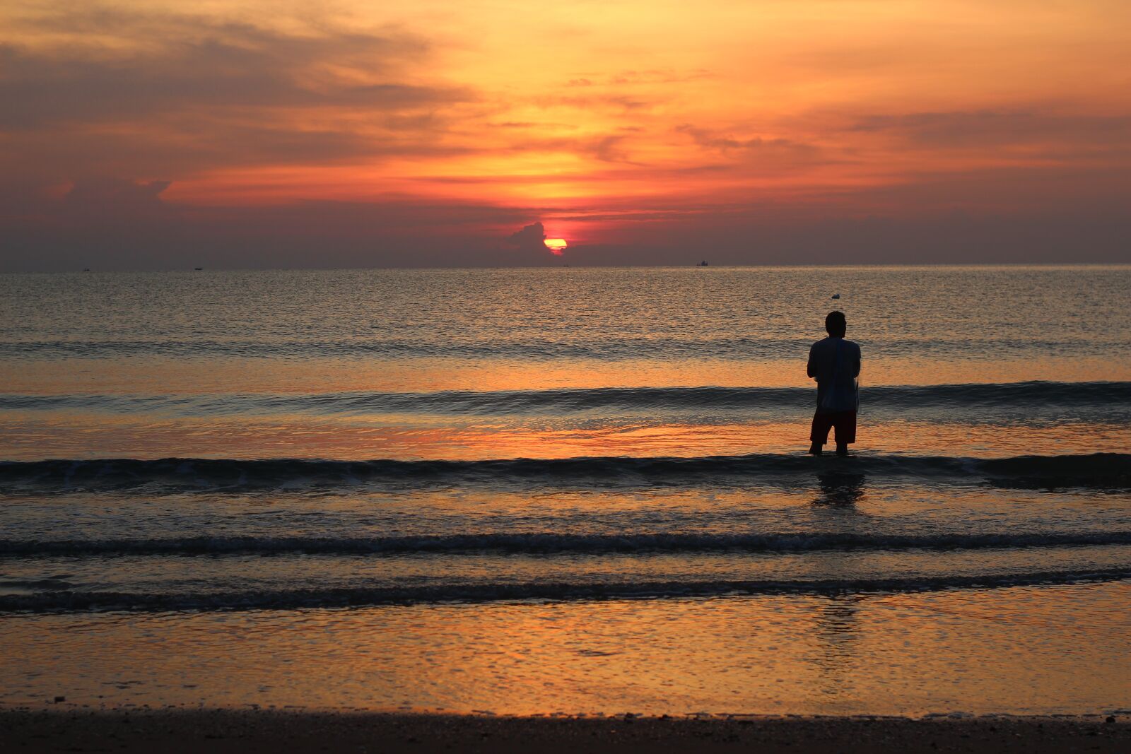 Canon EOS 600D (Rebel EOS T3i / EOS Kiss X5) + Canon EF 50mm F1.8 II sample photo. Sunrise, tourism, beach photography