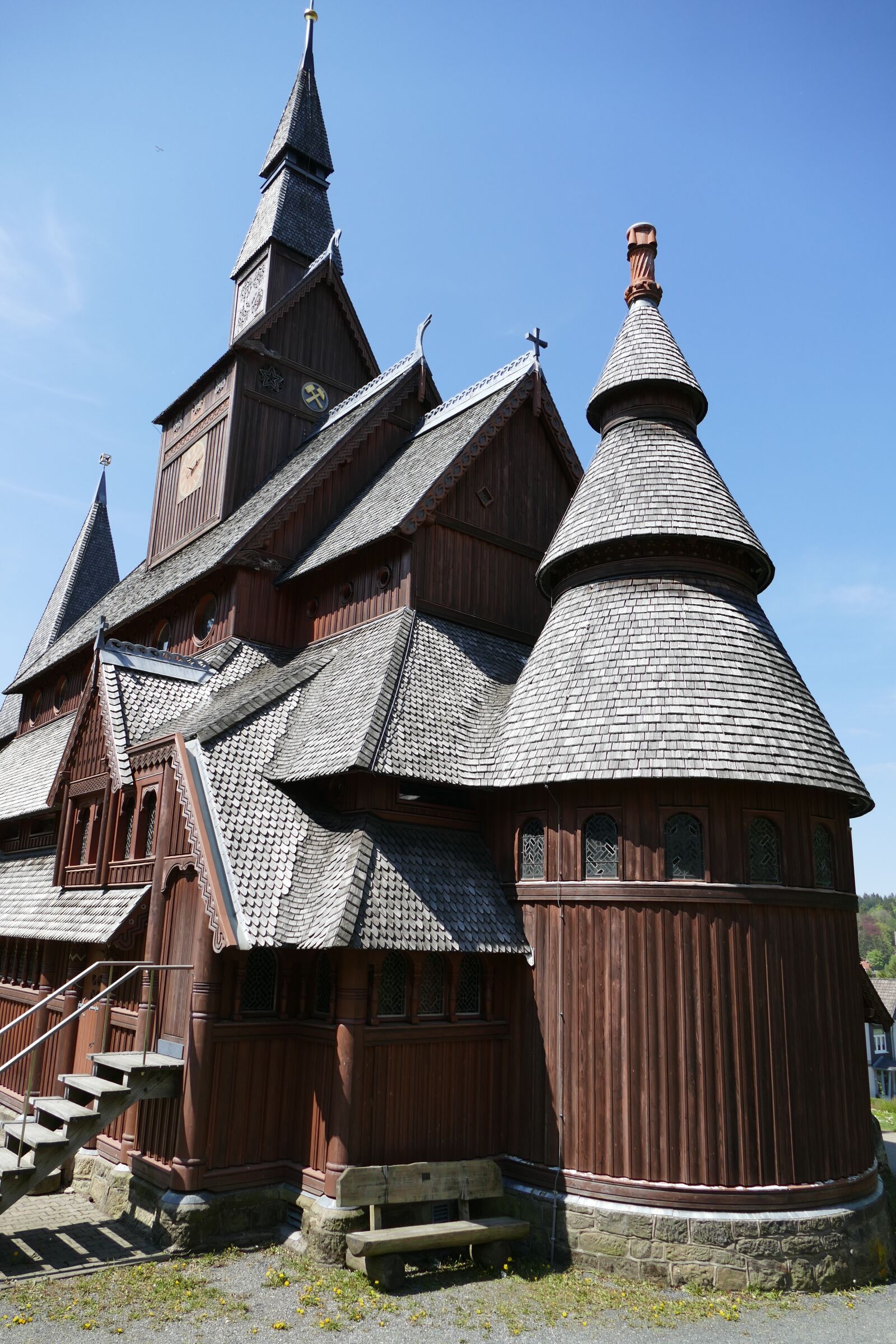 Panasonic Lumix DMC-FZ1000 sample photo. Stave church, towers, roof photography