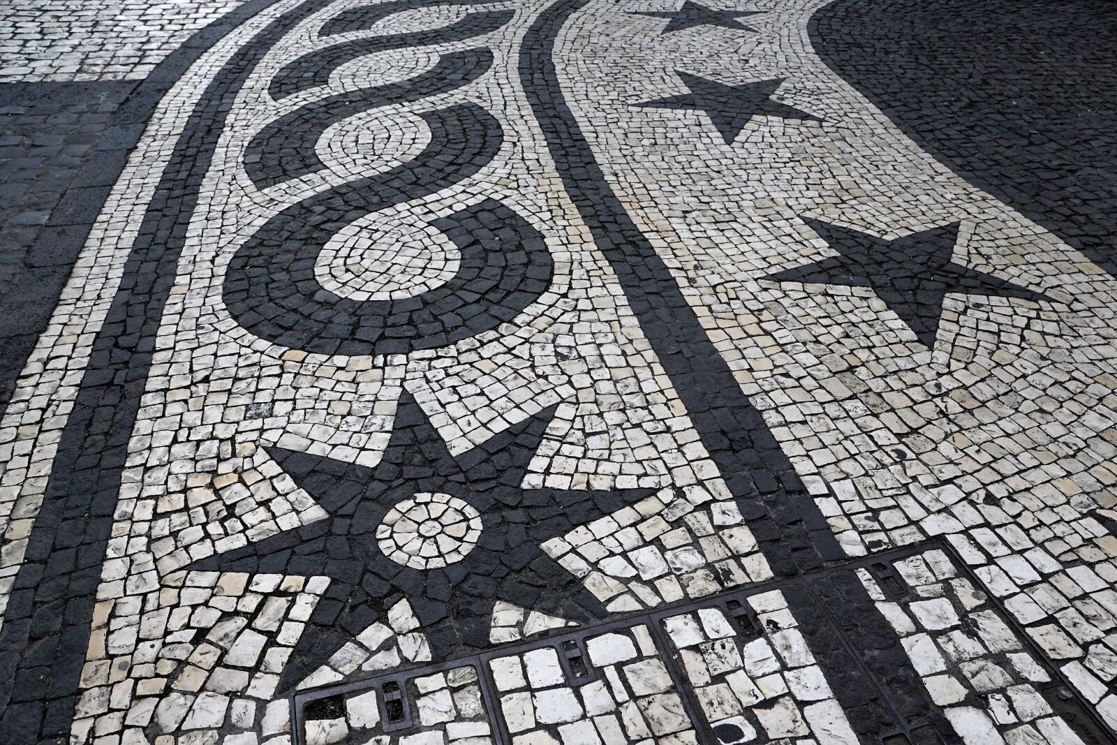 Sony ILCA-77M2 + Sony DT 16-50mm F2.8 SSM sample photo. Road, mosaic, away photography