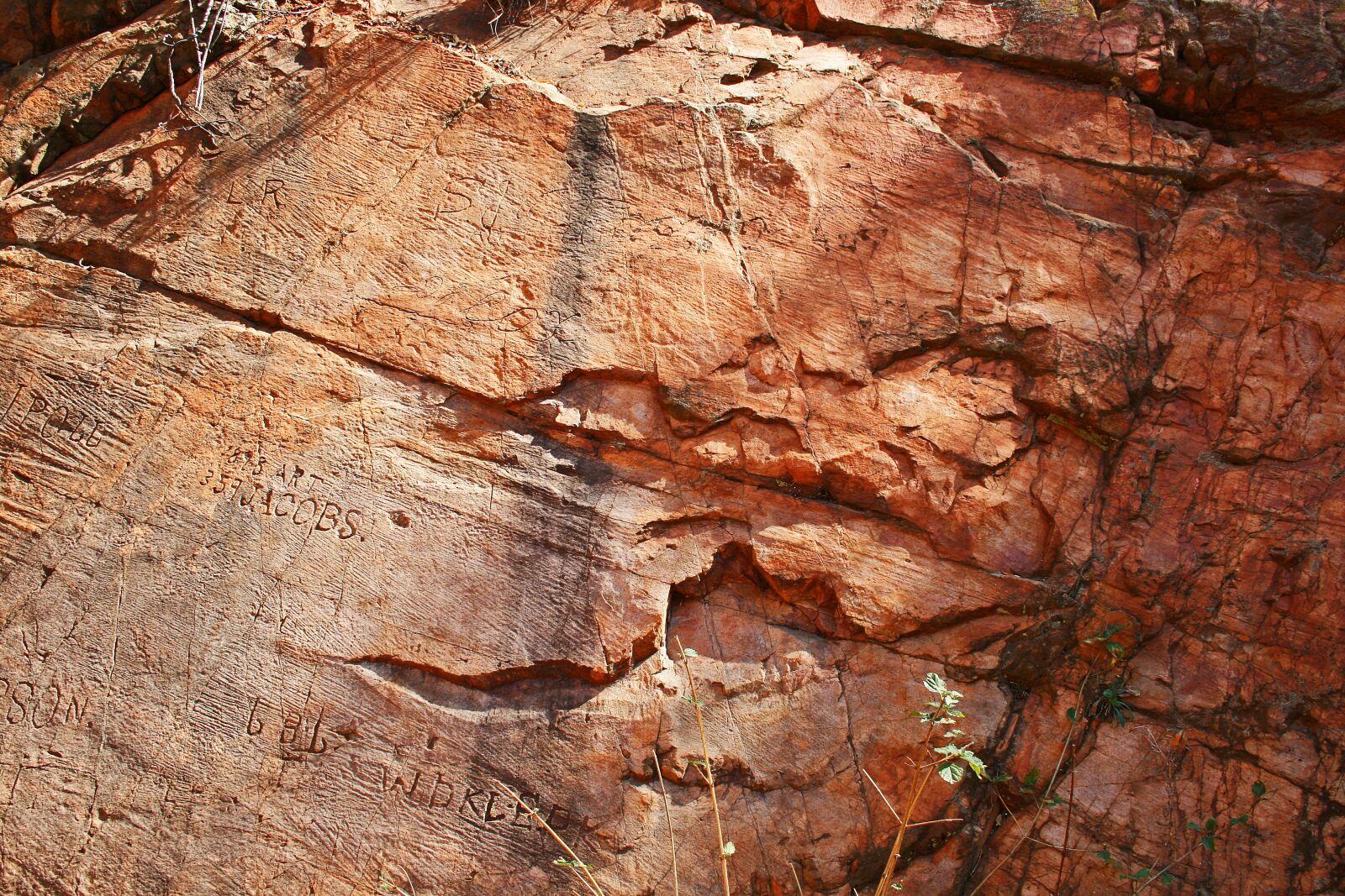 Canon EOS 400D (EOS Digital Rebel XTi / EOS Kiss Digital X) sample photo. Scribbling on rock, rock photography