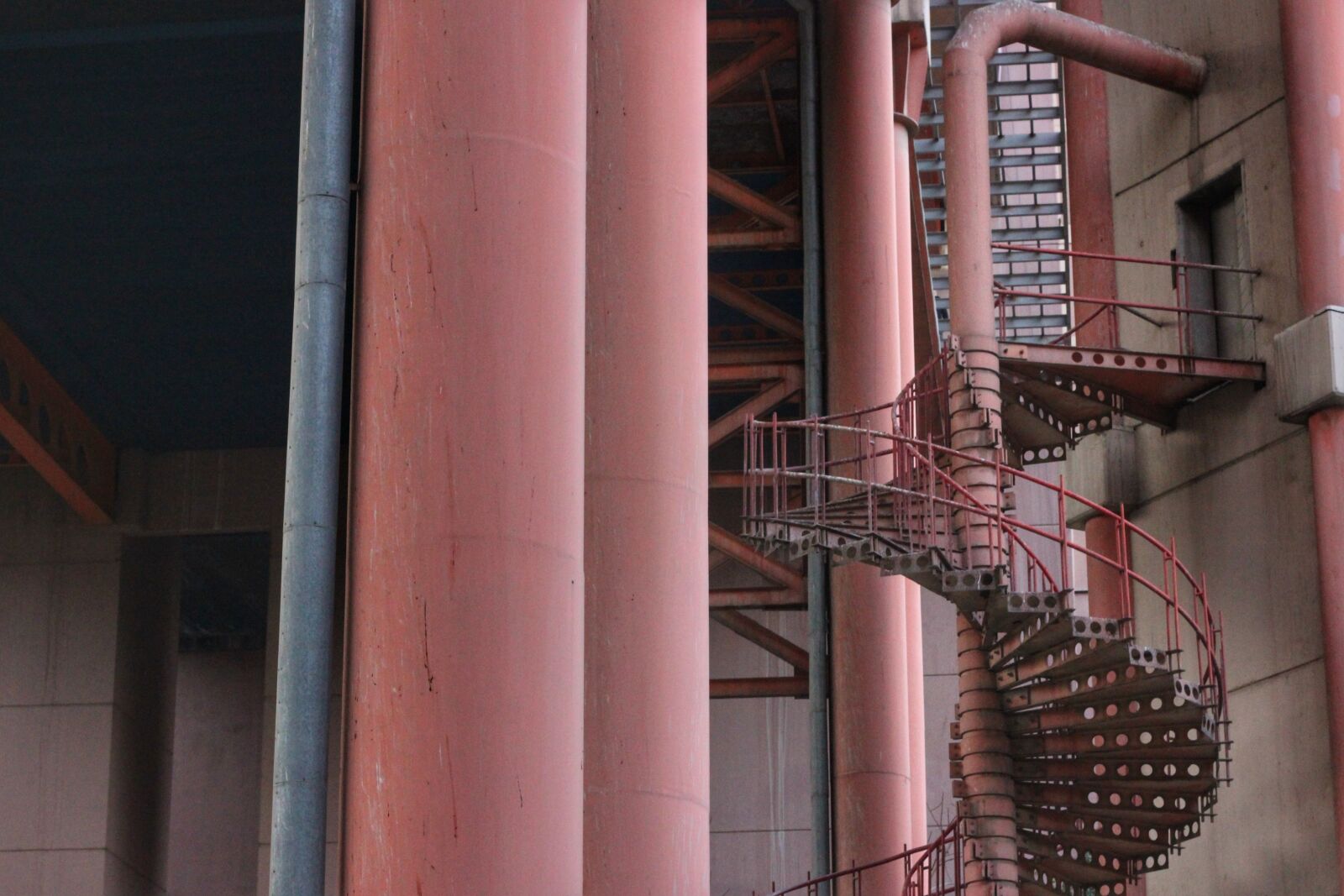 Canon EOS 600D (Rebel EOS T3i / EOS Kiss X5) + Canon EF 50mm F1.8 II sample photo. Stairs, structure, building photography