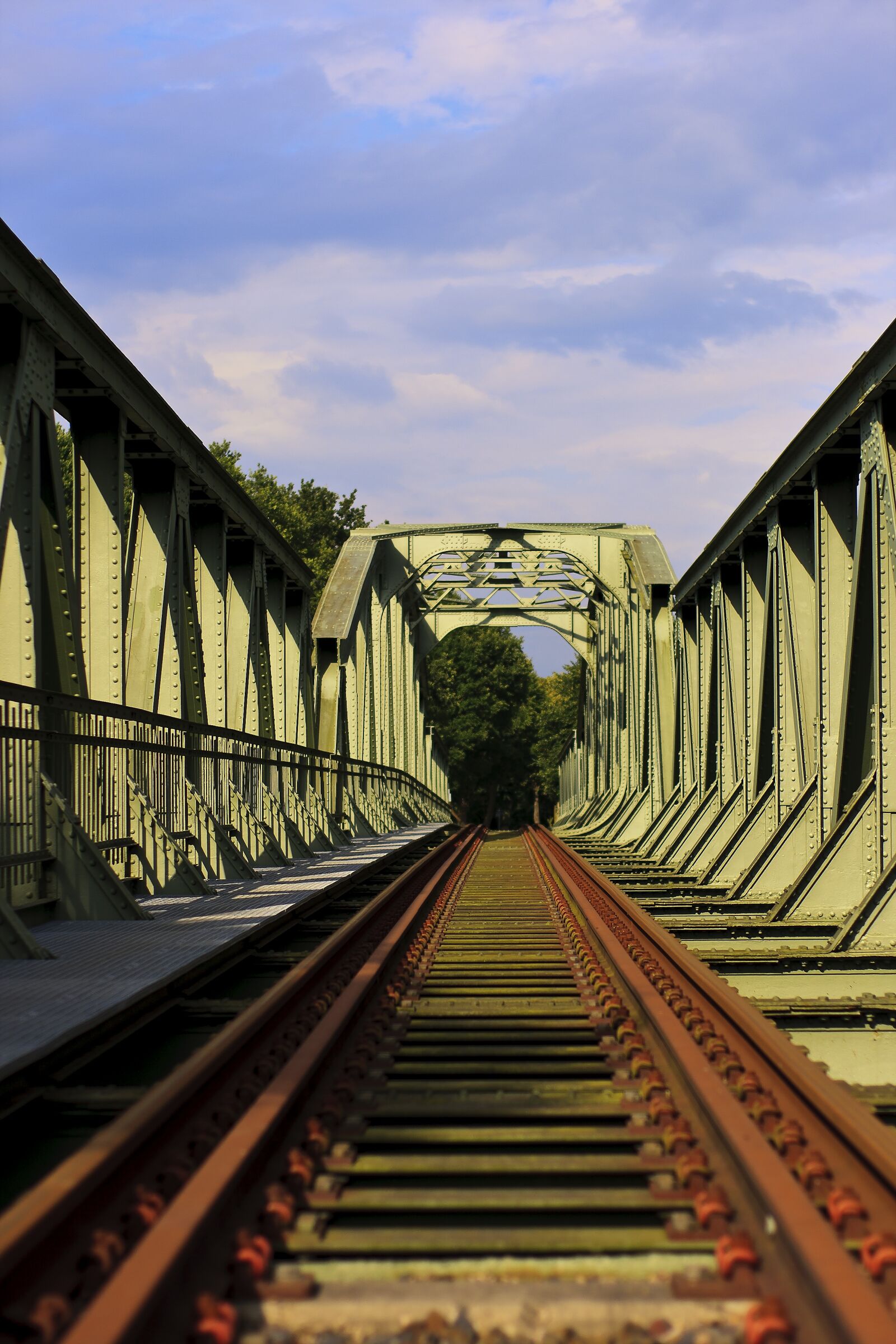 Canon EOS 400D (EOS Digital Rebel XTi / EOS Kiss Digital X) sample photo. Railway bridge, metal, architecture photography