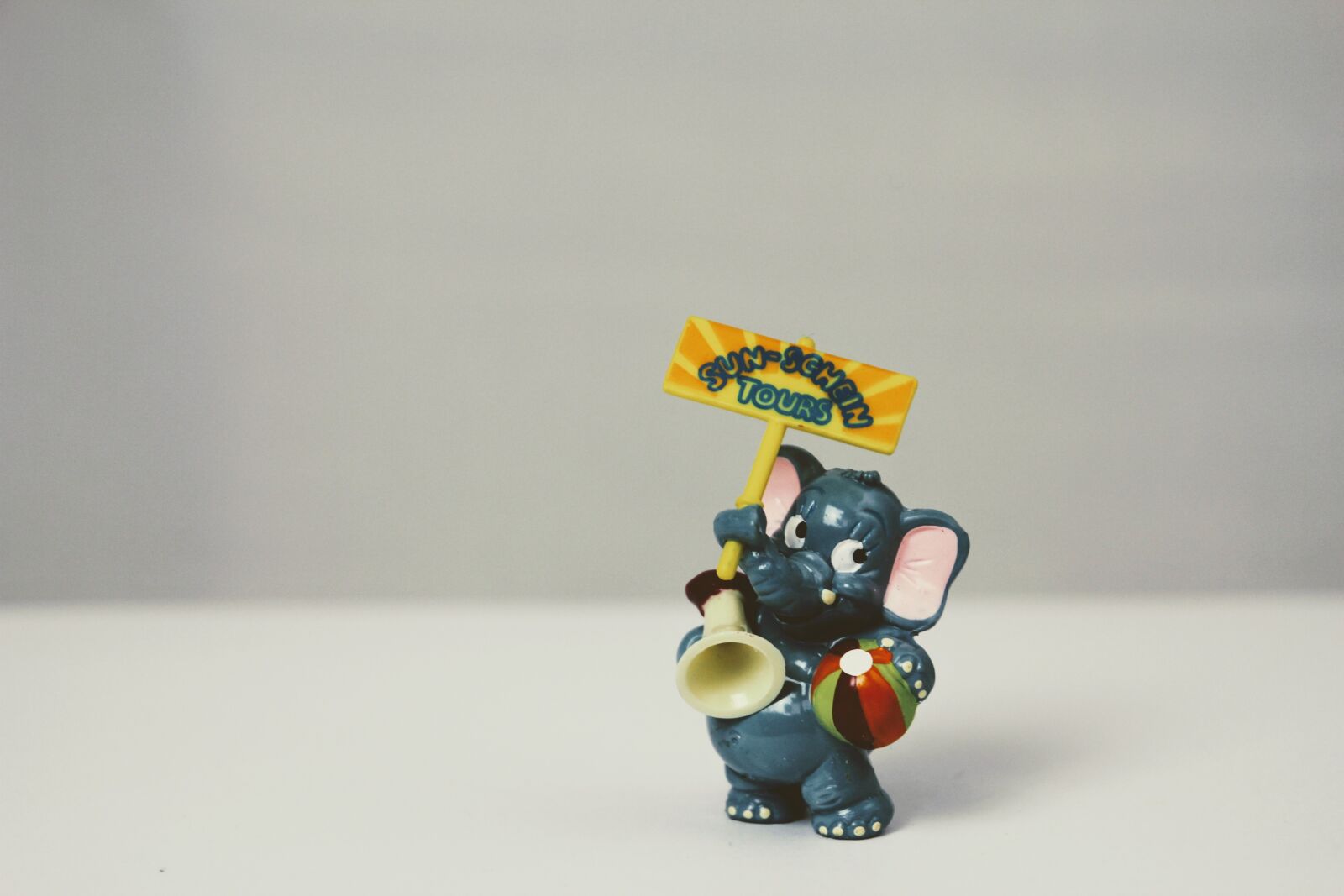 Canon EOS 60D sample photo. überraschungseifigur, isolated, sweet photography