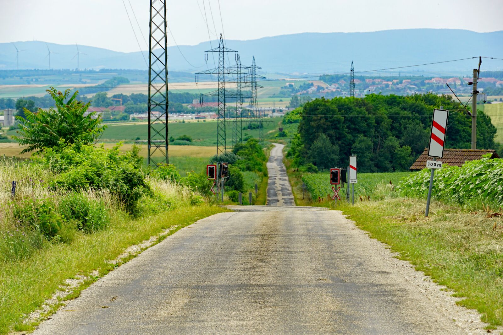 Sony E 18-135mm F3.5-5.6 OSS sample photo. Lane, andreaskreuz, level crossing photography