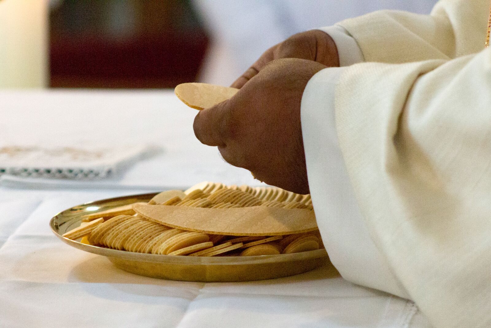 Canon EOS 1200D (EOS Rebel T5 / EOS Kiss X70 / EOS Hi) sample photo. Celebration of the eucharist photography