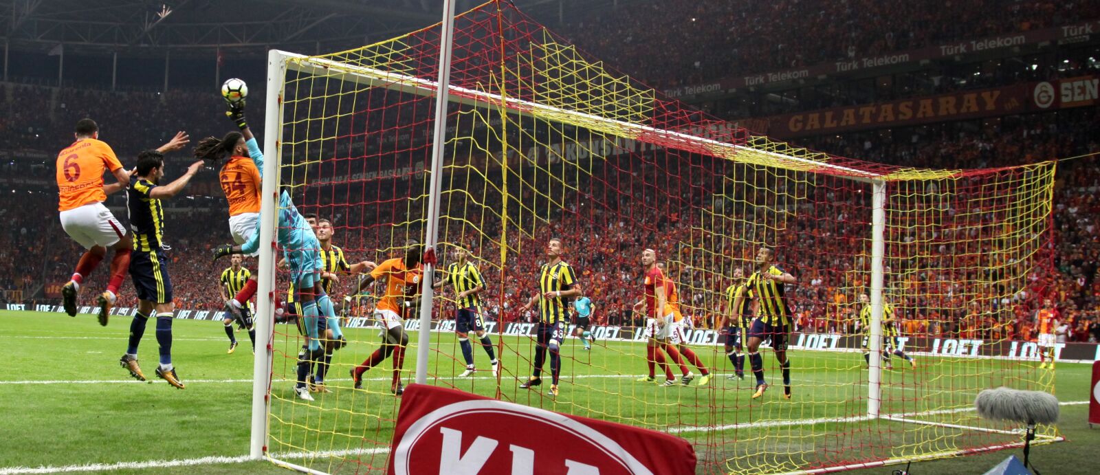 Canon EOS 5D Mark II sample photo. Galatasaray, fenerbahce, derby photography