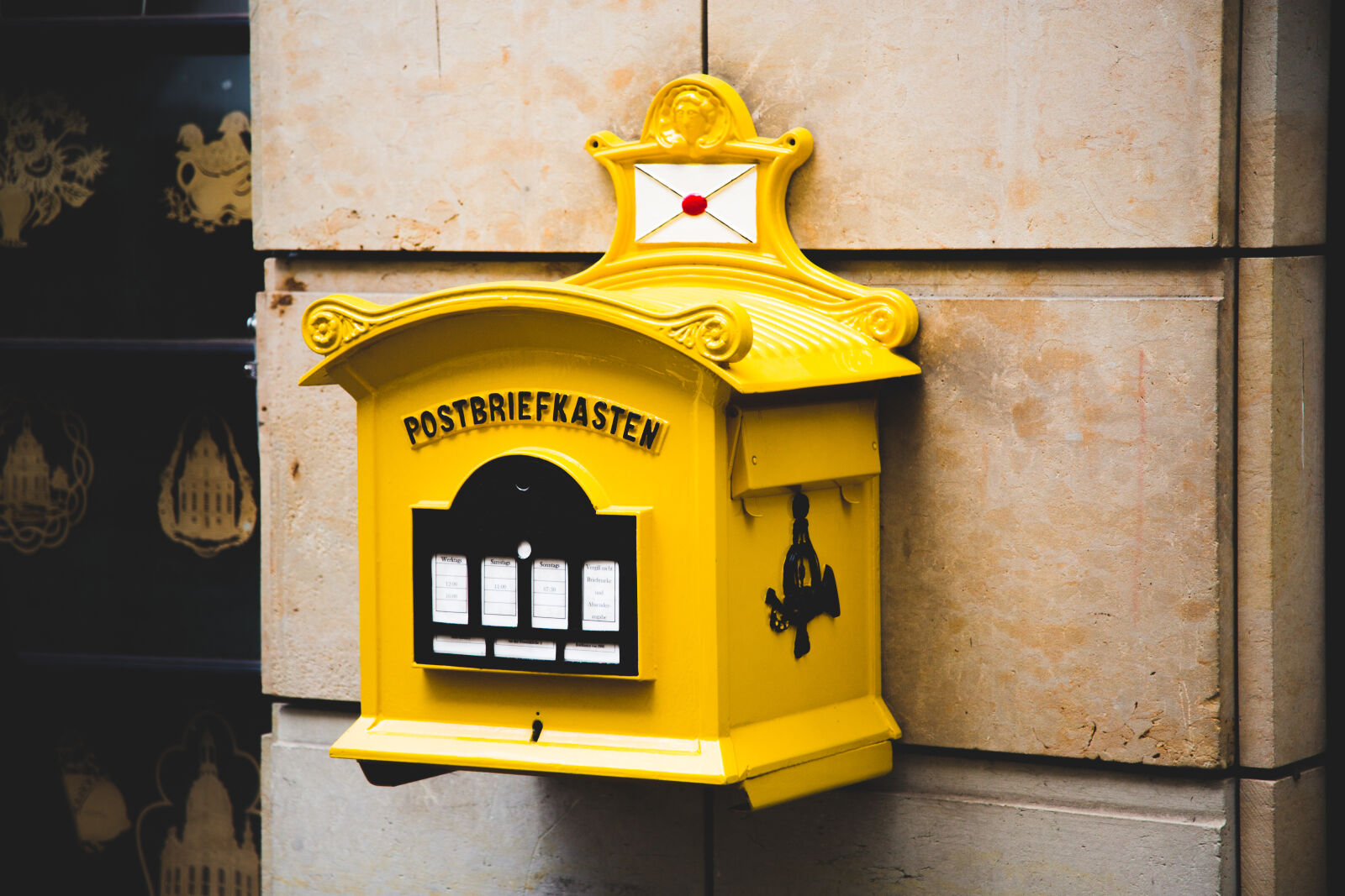 Canon EF 24-105mm F4L IS USM sample photo. Yellow, postbriefkasten, floating, mailbox photography
