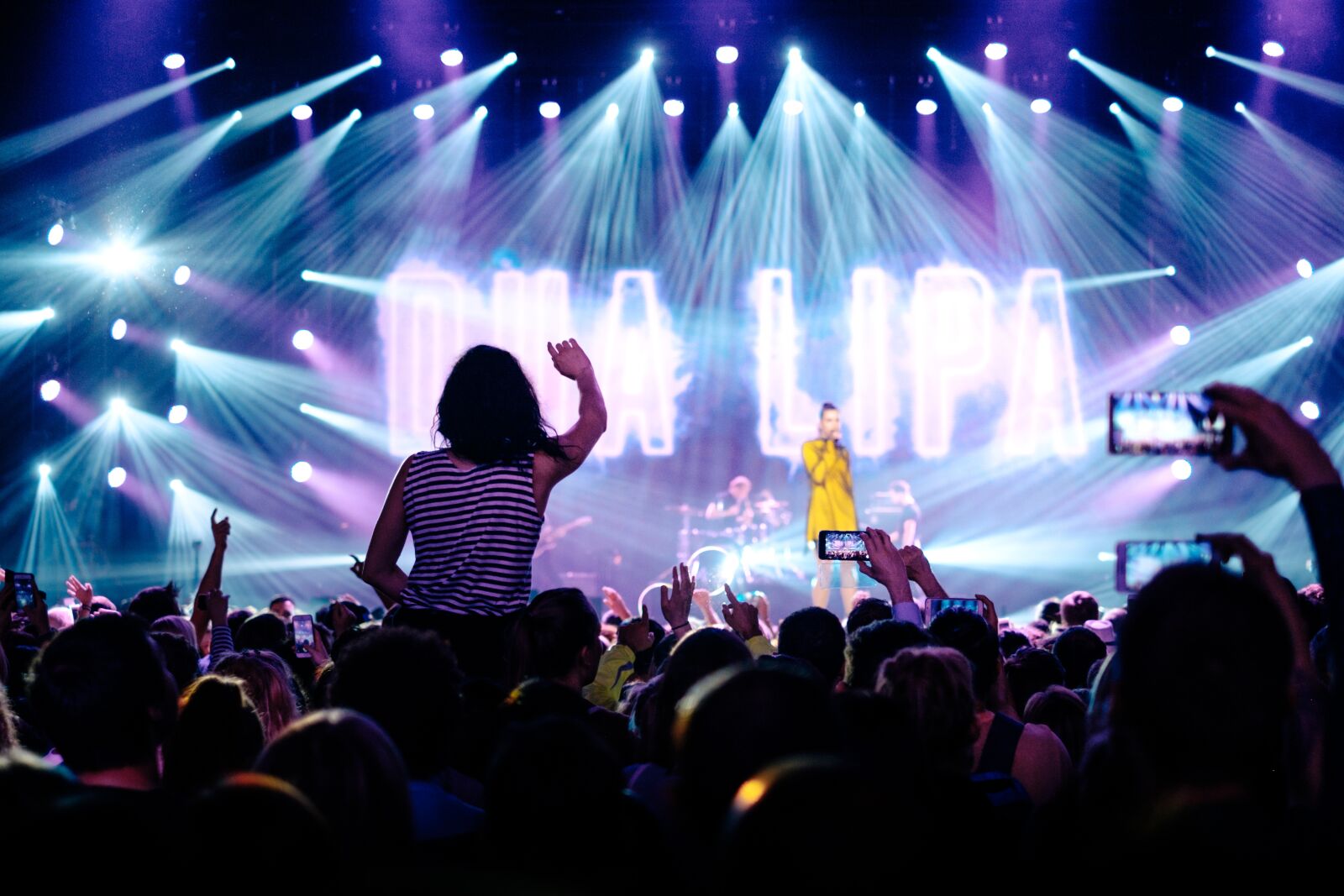 Fujifilm X-T1 + Fujifilm XF 35mm F1.4 R sample photo. Artist, audience, band photography