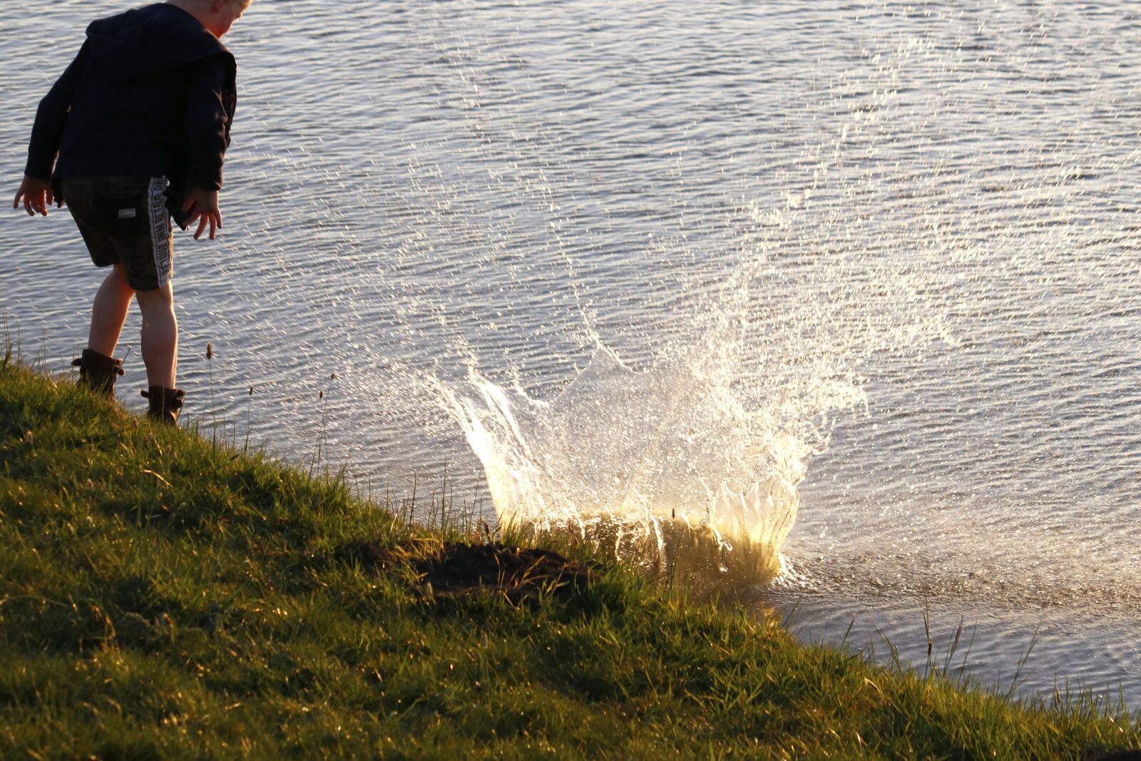 Canon EF-S 55-250mm F4-5.6 IS sample photo. Child, splash, water photography