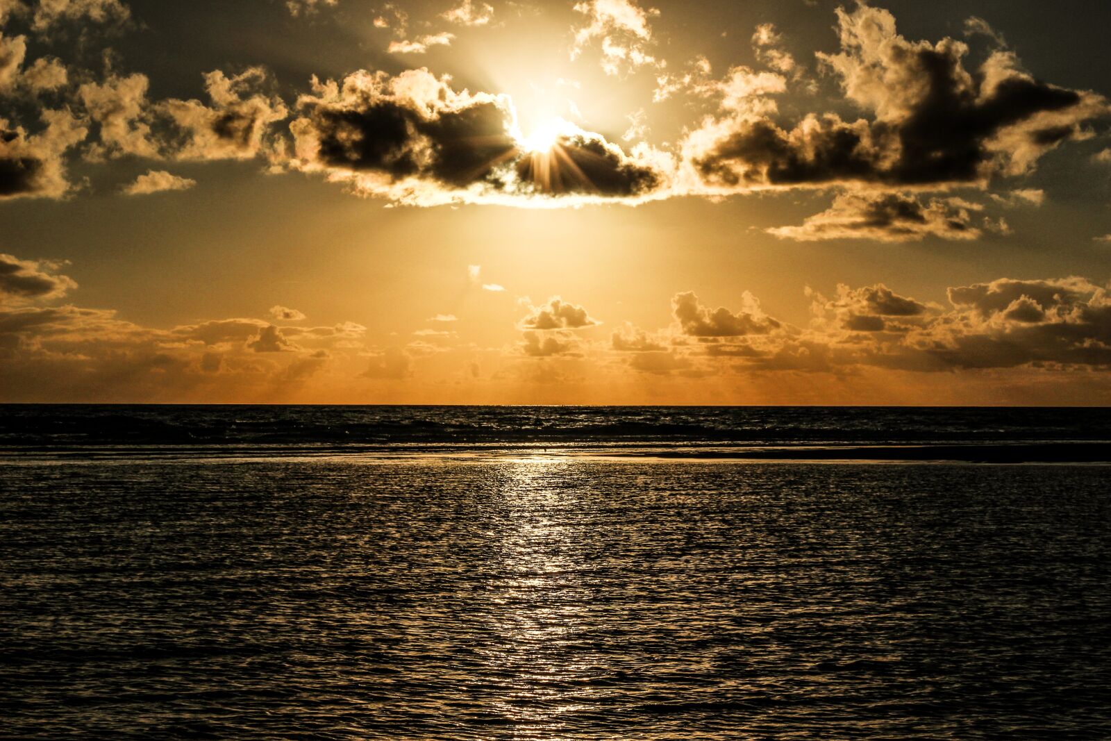 Canon EOS 100D (EOS Rebel SL1 / EOS Kiss X7) + Canon EF 50mm F1.8 STM sample photo. Ocean, sun, colors photography