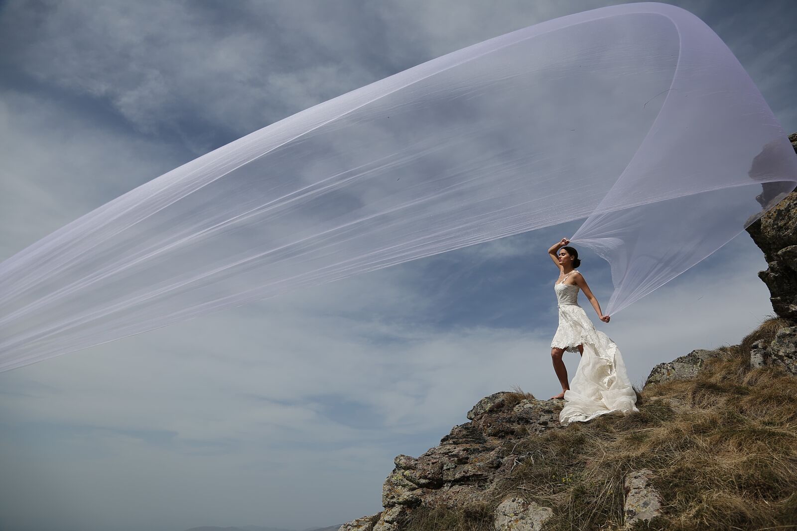 Canon EF 24-105mm F4L IS USM sample photo. Wind, veil, wedding dress photography