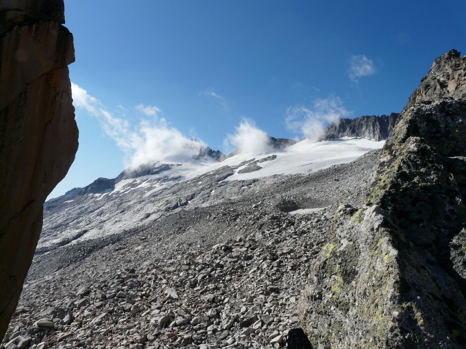 Panasonic DMC-FZ18 sample photo. Pico aneto, hike, rock photography