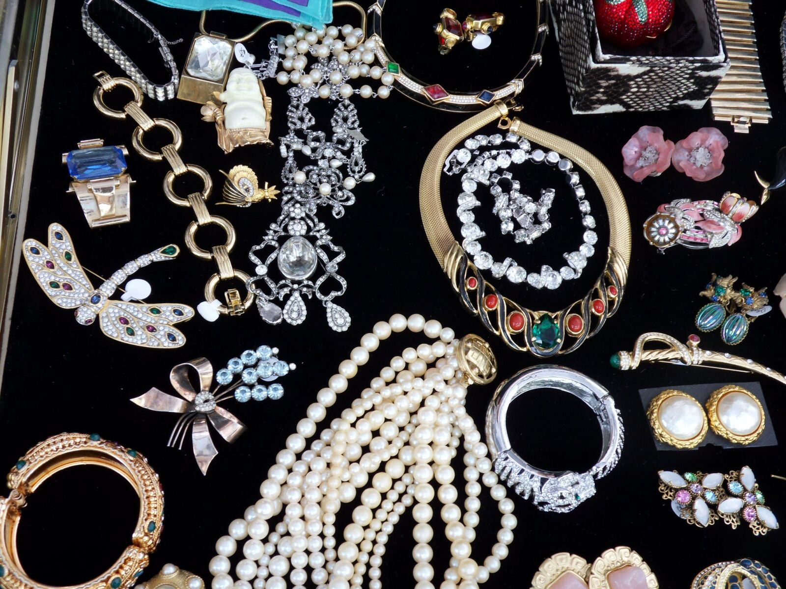 Samsung WB550, WB560 / VLUU WB550 /  HZ15W sample photo. Necklaces, jewelry, vintage photography