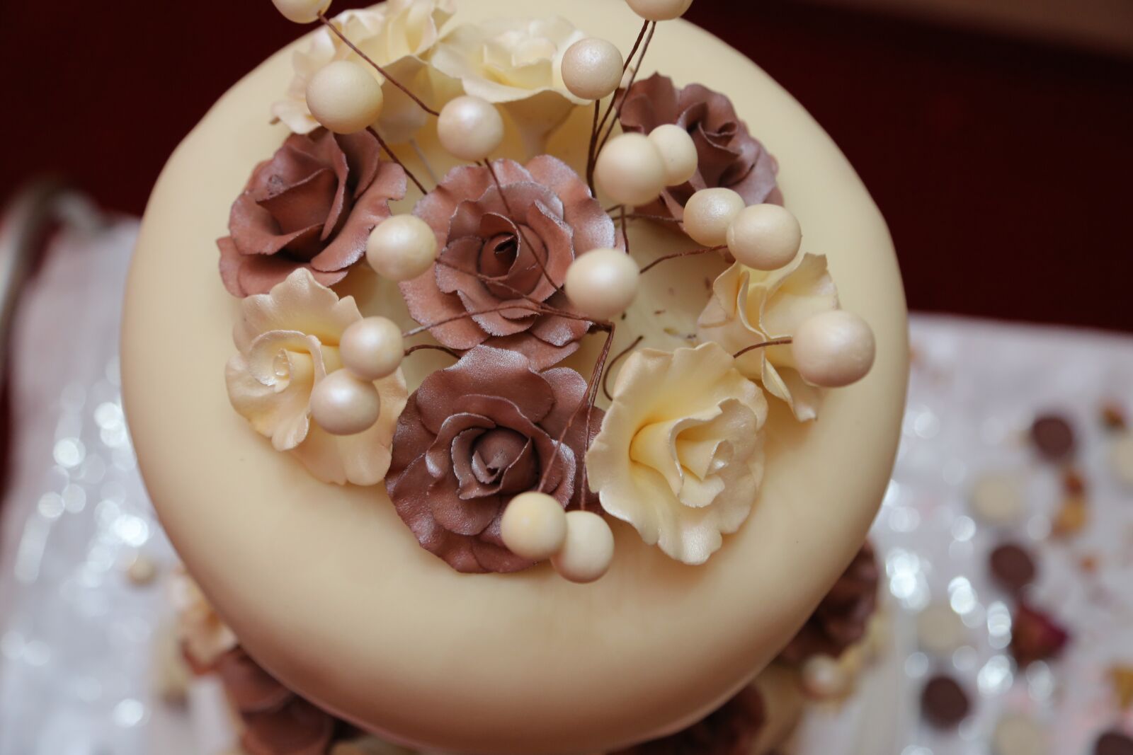 Canon EF 24-105mm F4L IS USM sample photo. Cream, vanilla, wedding cake photography
