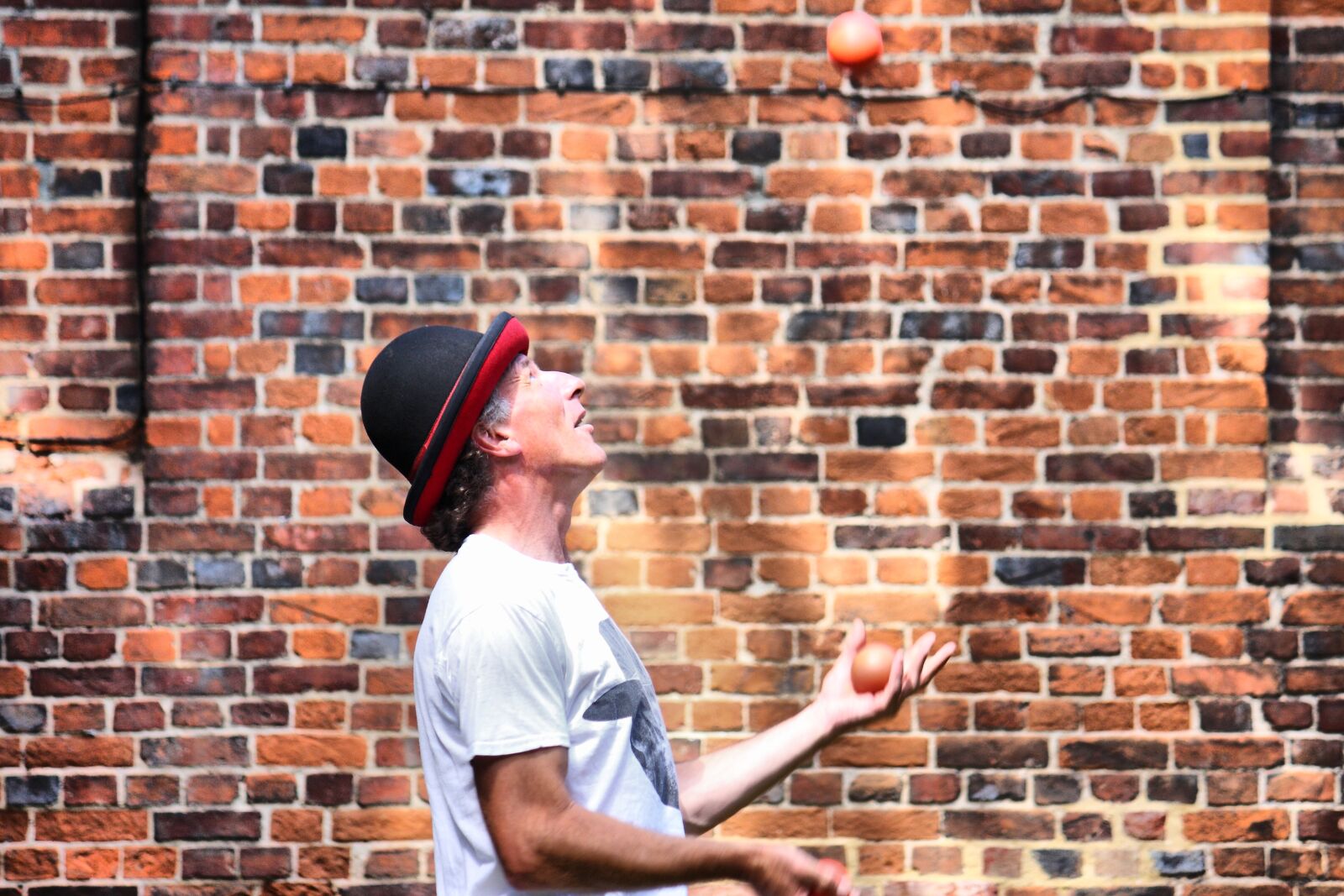 Canon EOS 40D sample photo. Juggler, brick, wall photography