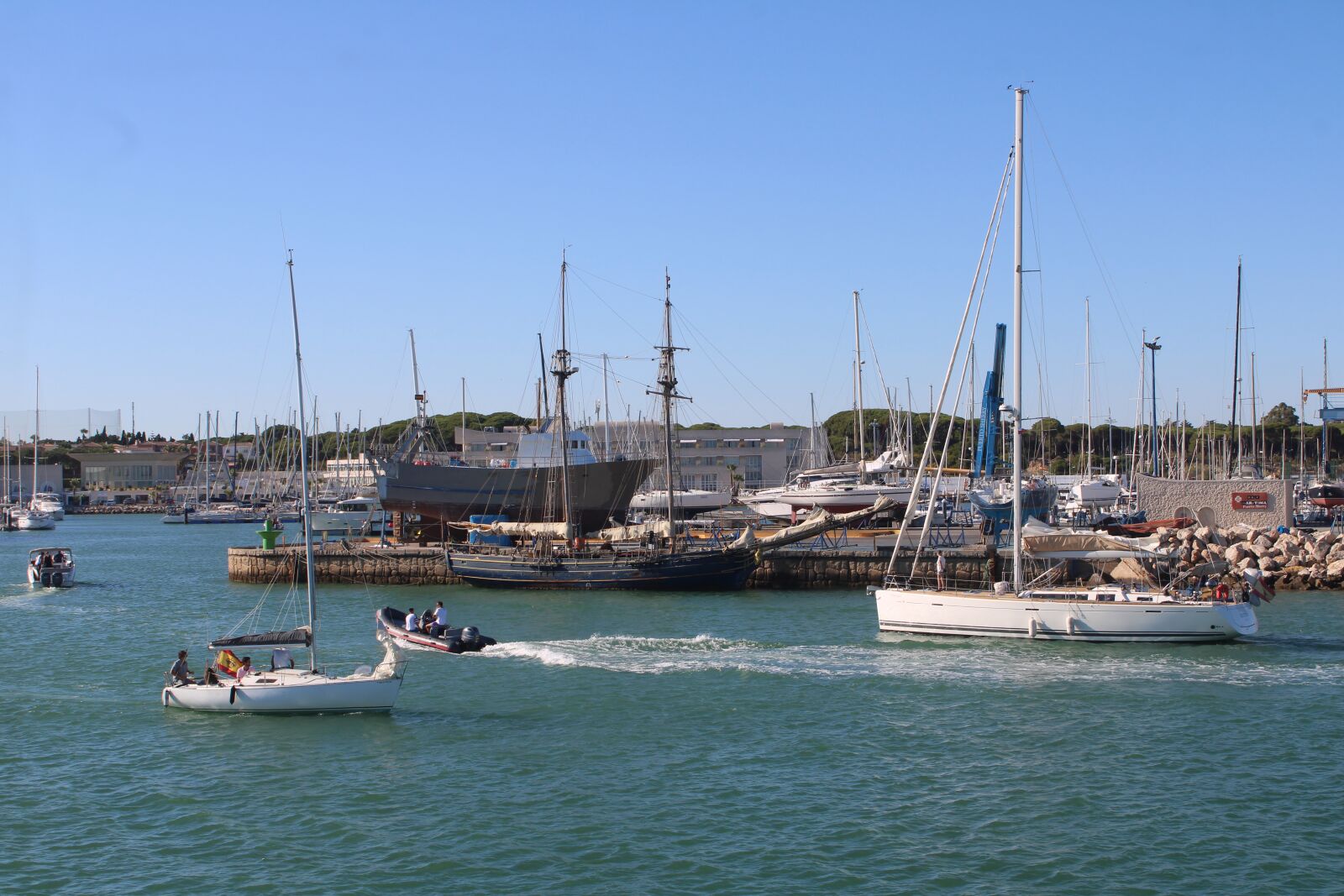 Canon EOS 2000D (EOS Rebel T7 / EOS Kiss X90 / EOS 1500D) sample photo. The port of santa photography
