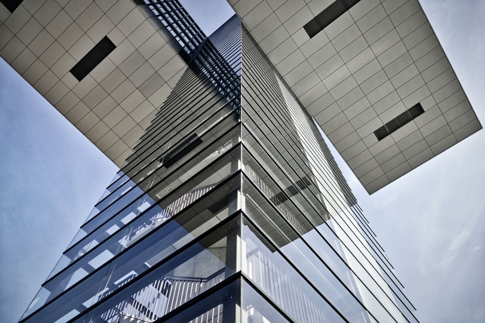 Panasonic Lumix DMC-FZ1000 sample photo. Architecture, perspective, tower photography