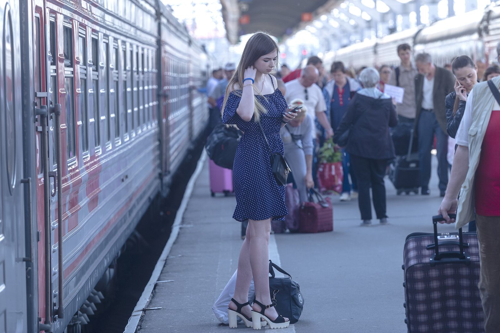 Canon EOS 6D + Canon EF 70-200mm F4L USM sample photo. Girl, stand by, station photography