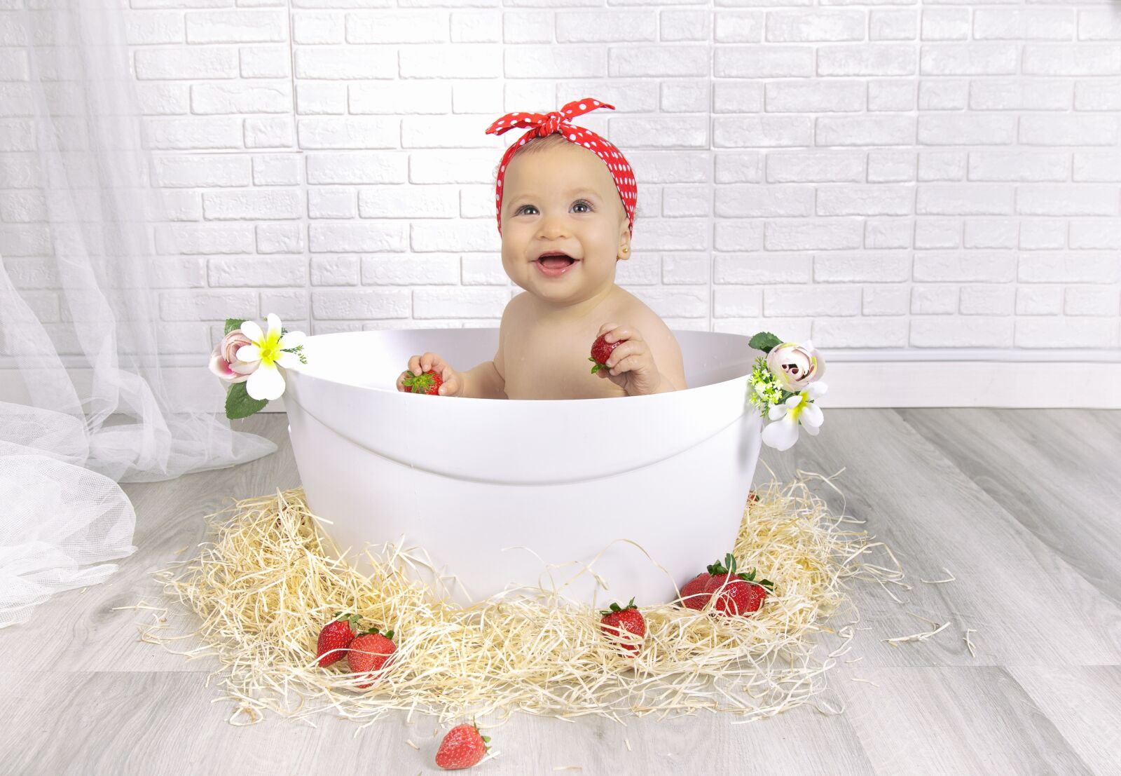 Canon EOS 6D + Canon EF 24-105mm F4L IS USM sample photo. Strawberries, girl, bebe photography