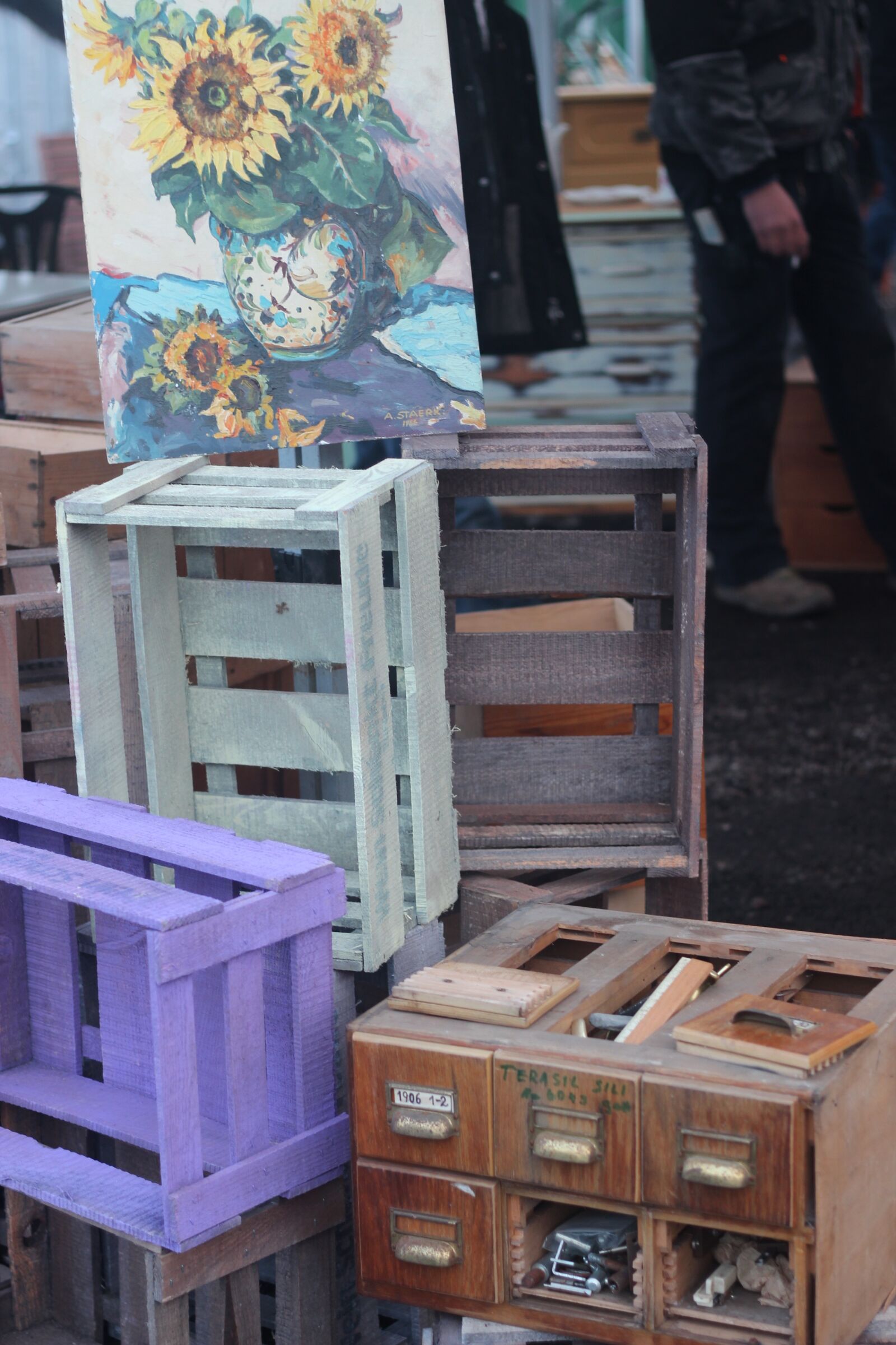 Canon EOS 600D (Rebel EOS T3i / EOS Kiss X5) + Canon EF 50mm F1.8 II sample photo. Wooden boxes, flea market photography