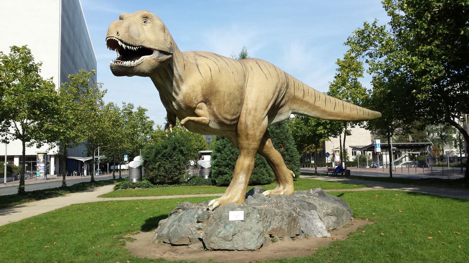 Samsung Galaxy S4 sample photo. Frankfurt, dinosaur, art photography