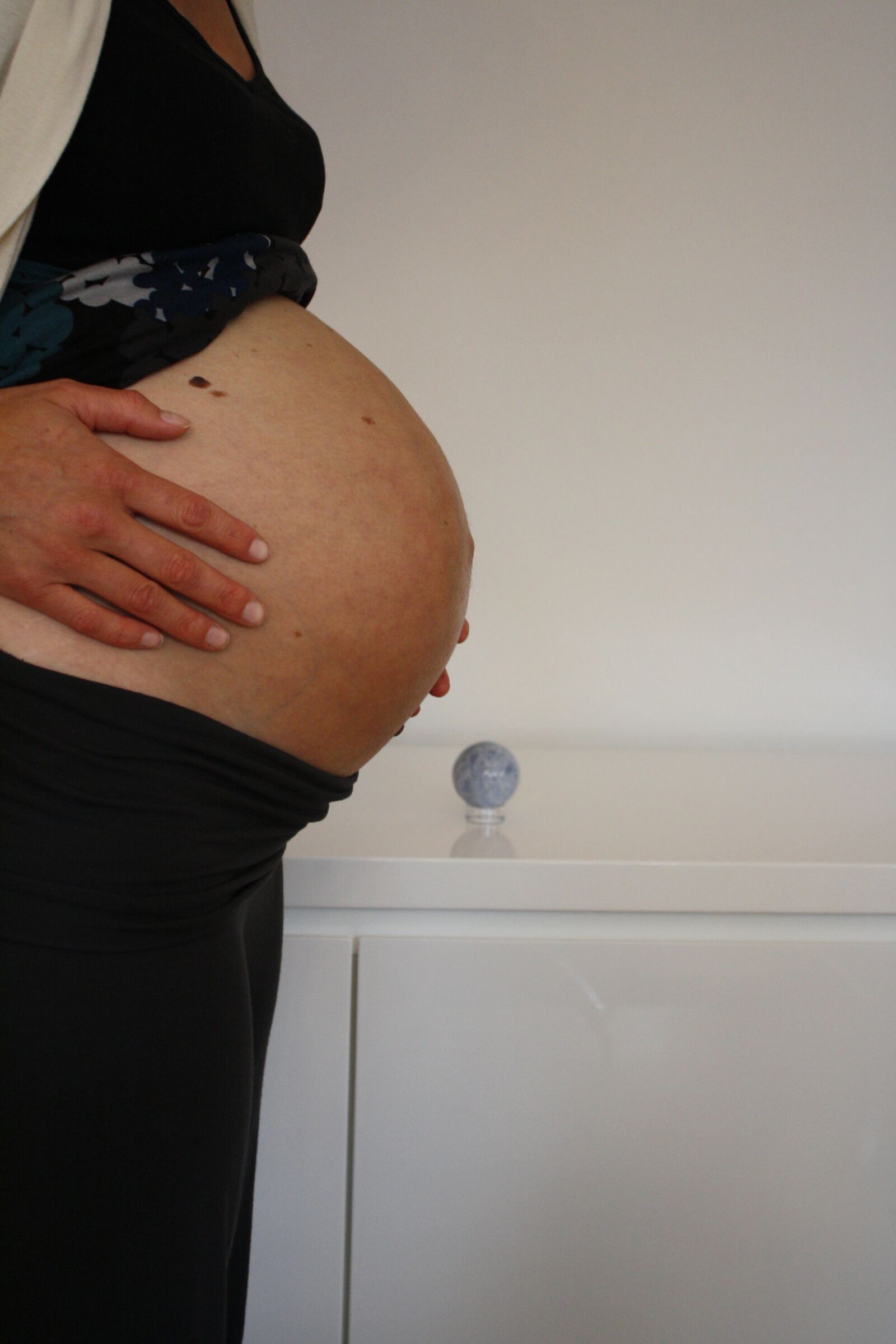 Canon EOS 1000D (EOS Digital Rebel XS / EOS Kiss F) sample photo. Pregnant, belly, mama photography