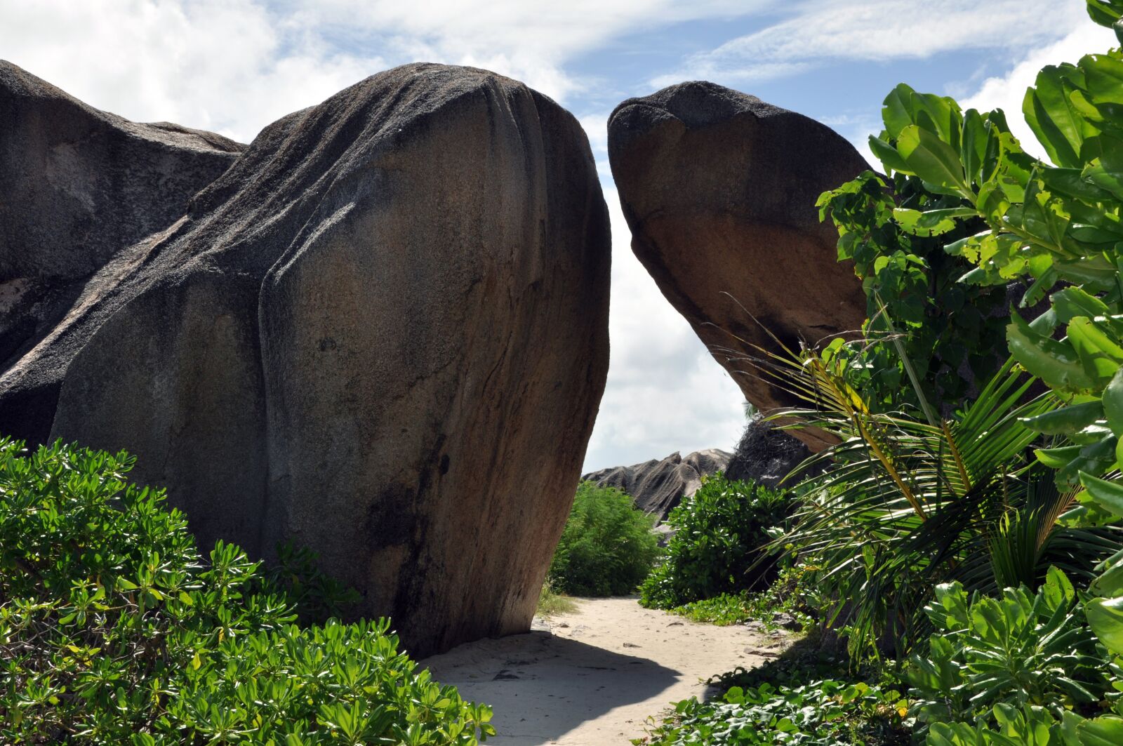 Nikon D90 sample photo. Seychelles, la digue, rocks photography