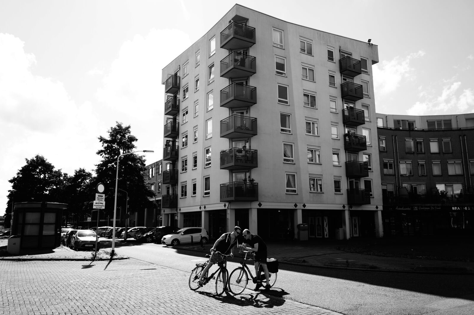 Sony DT 18-55mm F3.5-5.6 SAM II sample photo. Apartment, architecture, balcony, bicycles photography