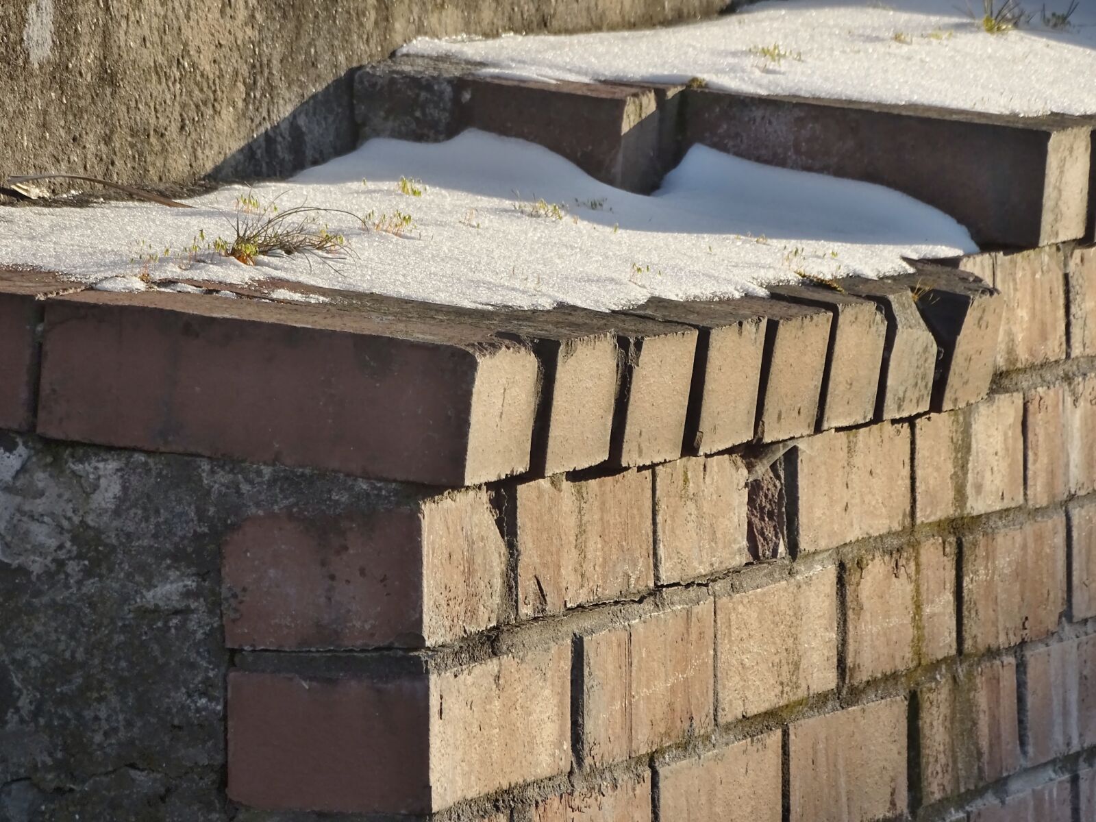 Sony Cyber-shot DSC-HX400V sample photo. Wall, brick, snow photography