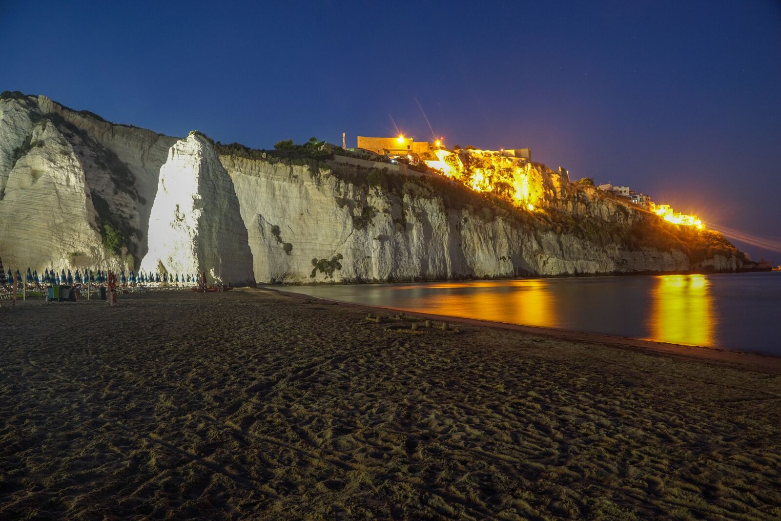 Sony DT 18-135mm F3.5-5.6 SAM sample photo. Italy, sea, sand photography