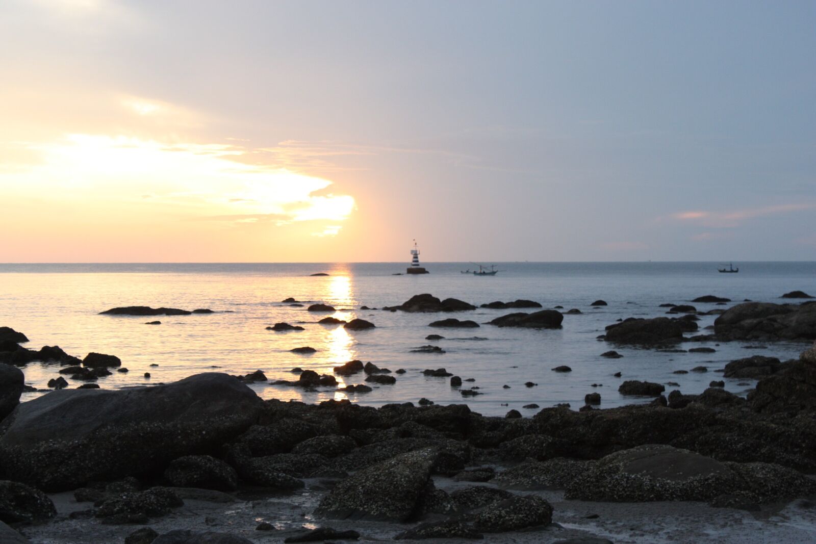 Canon EOS 450D (EOS Rebel XSi / EOS Kiss X2) sample photo. Huahin, beach, sunrise photography
