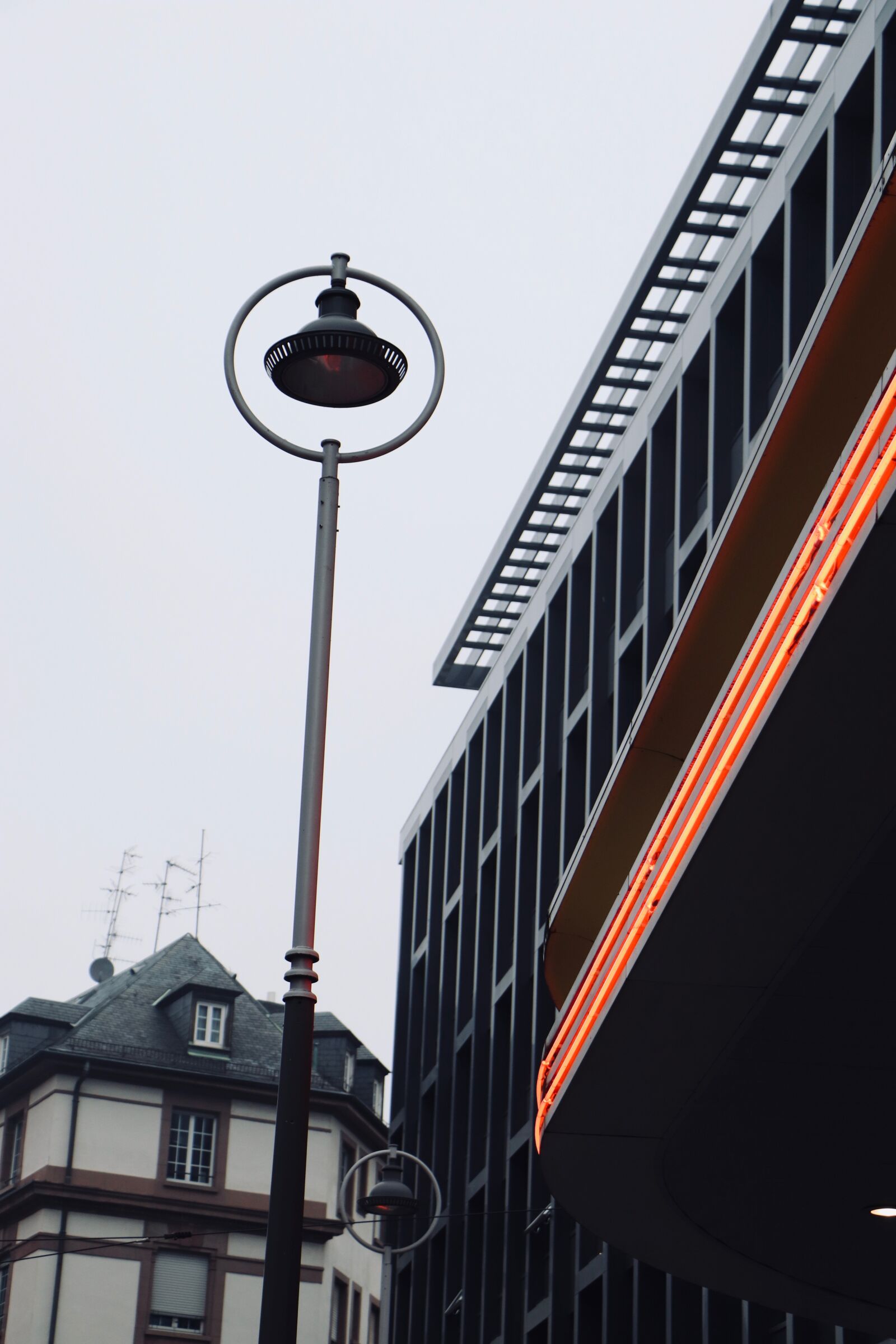 Canon EOS 800D (EOS Rebel T7i / EOS Kiss X9i) sample photo. Floor lamp, city, neon photography
