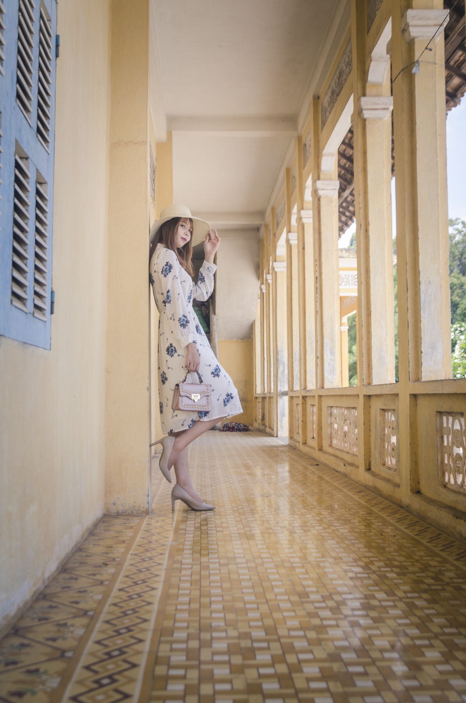 Nikon D5100 sample photo. Girl, house, dress photography