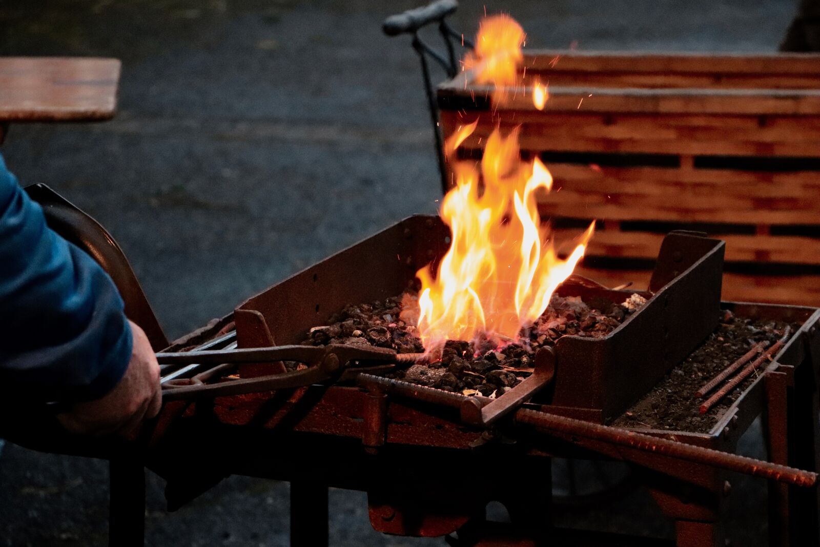Canon EOS 800D (EOS Rebel T7i / EOS Kiss X9i) sample photo. Fire, wood, market photography